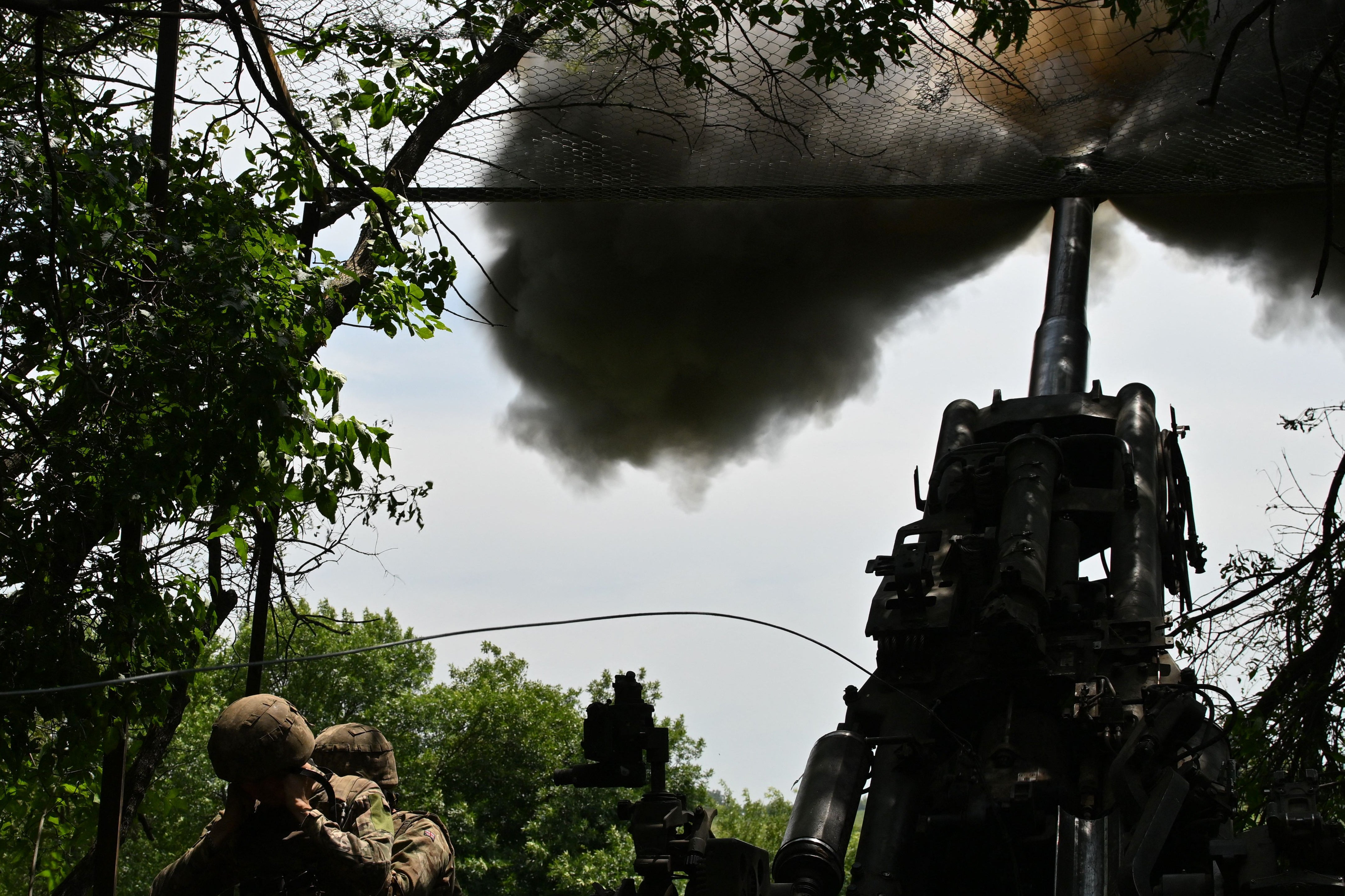 <p>Ukrainian artillerymen fire a M777 howitzer toward Russian positions near Avdiivka</p>