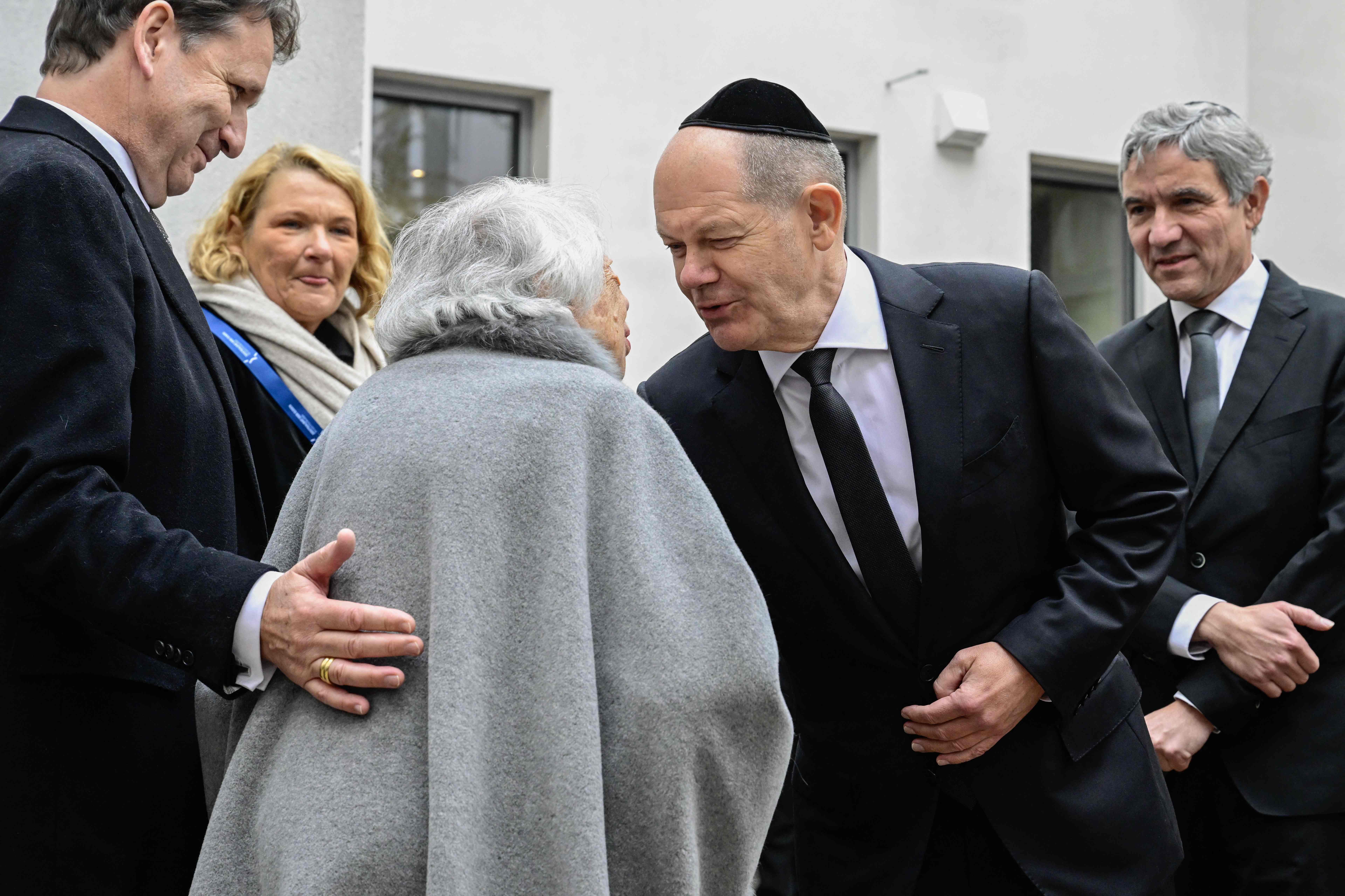 <p>German Chancellor Olaf Scholz greets 102-year-old German Holocaust survivor Margot Friedlaender </p>