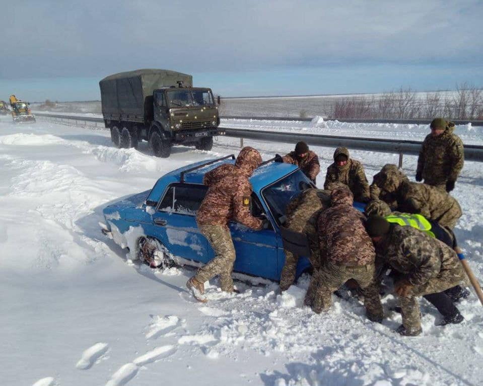 <p>Ukrainian service members release car stuck in snow in Odesa region</p>
