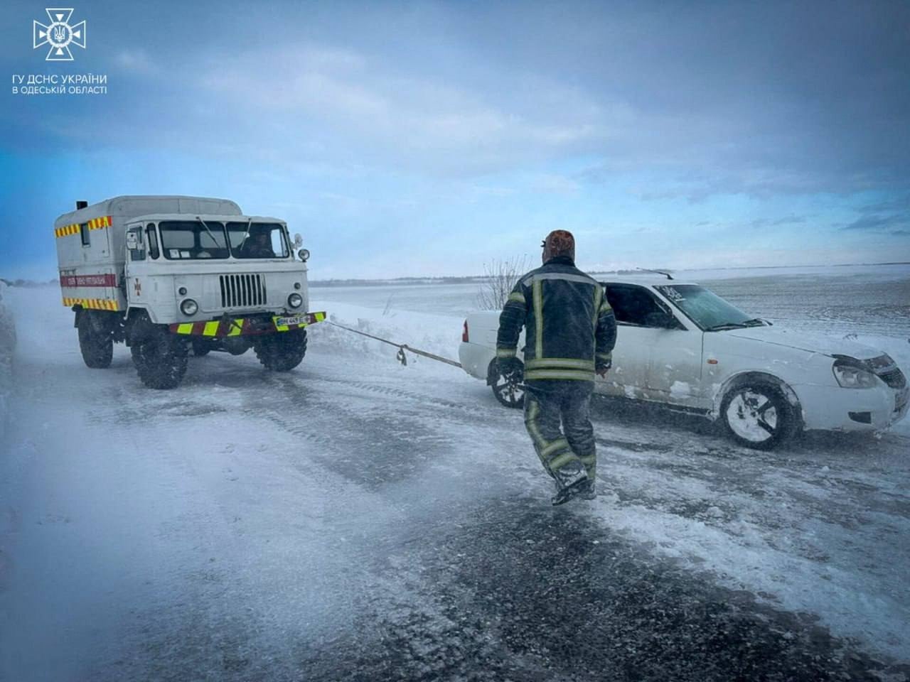 <p>Emergency workers release a car stuck in snow following a heavy snowstorm in Odesa region</p>