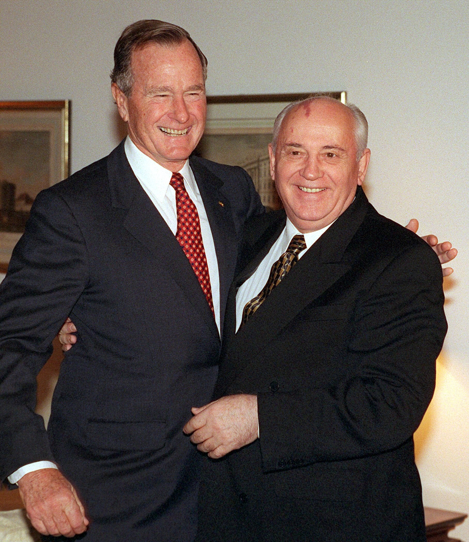 <p>Picture taken on September 9, 1999 shows former US President George Bush (L) and former Soviet leader Mikhail Gorbachev at the German presidential Bellevue Palace in Berlin</p>
