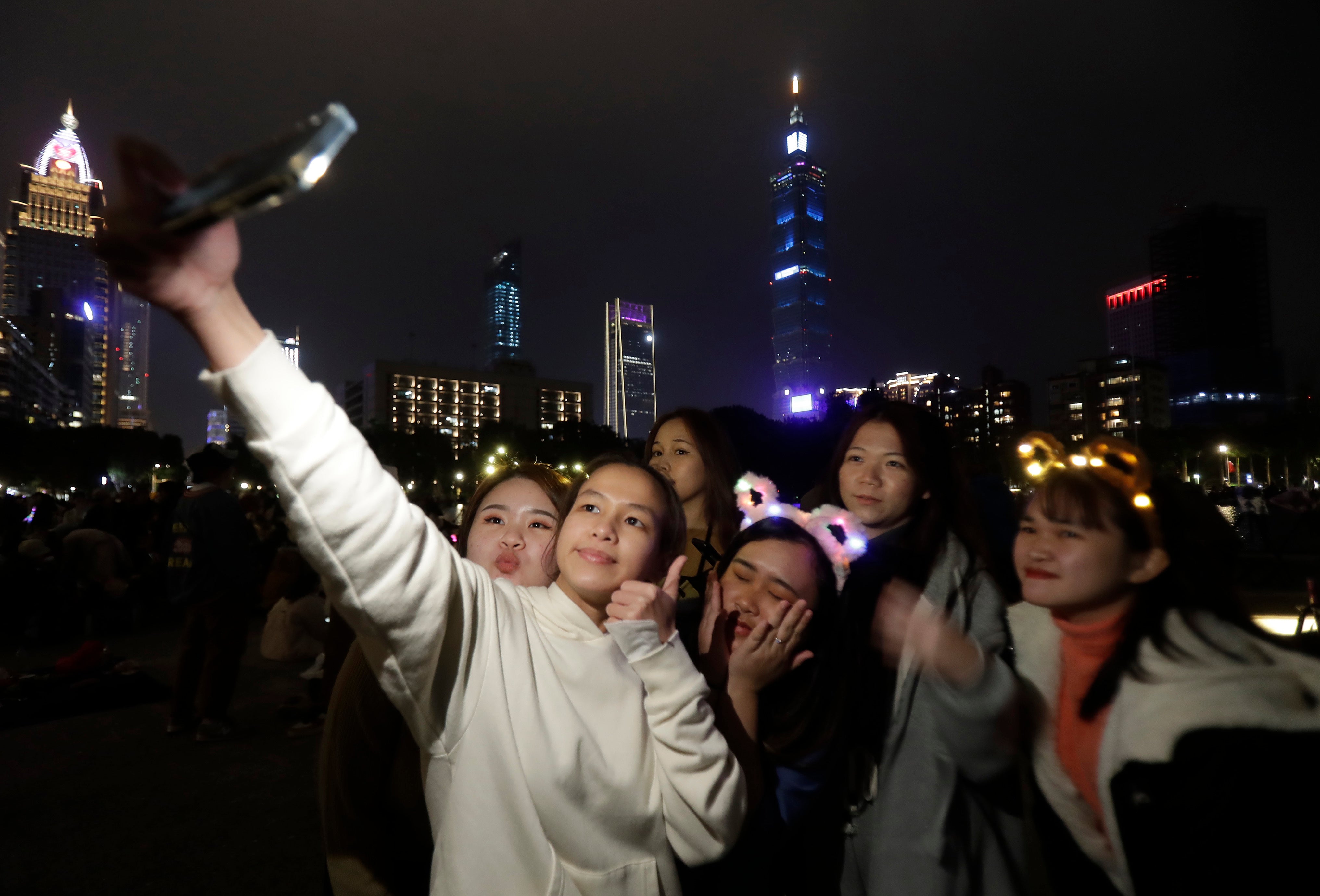 

<p>People wear New Year’s costumes and take photo to wait the turn of the year in Taipei, Taiwan</p>
<p>” height=”2760″ width=”4064″ layout=”responsive” i-amphtml-layout=”responsive”><i-amphtml-sizer slot=