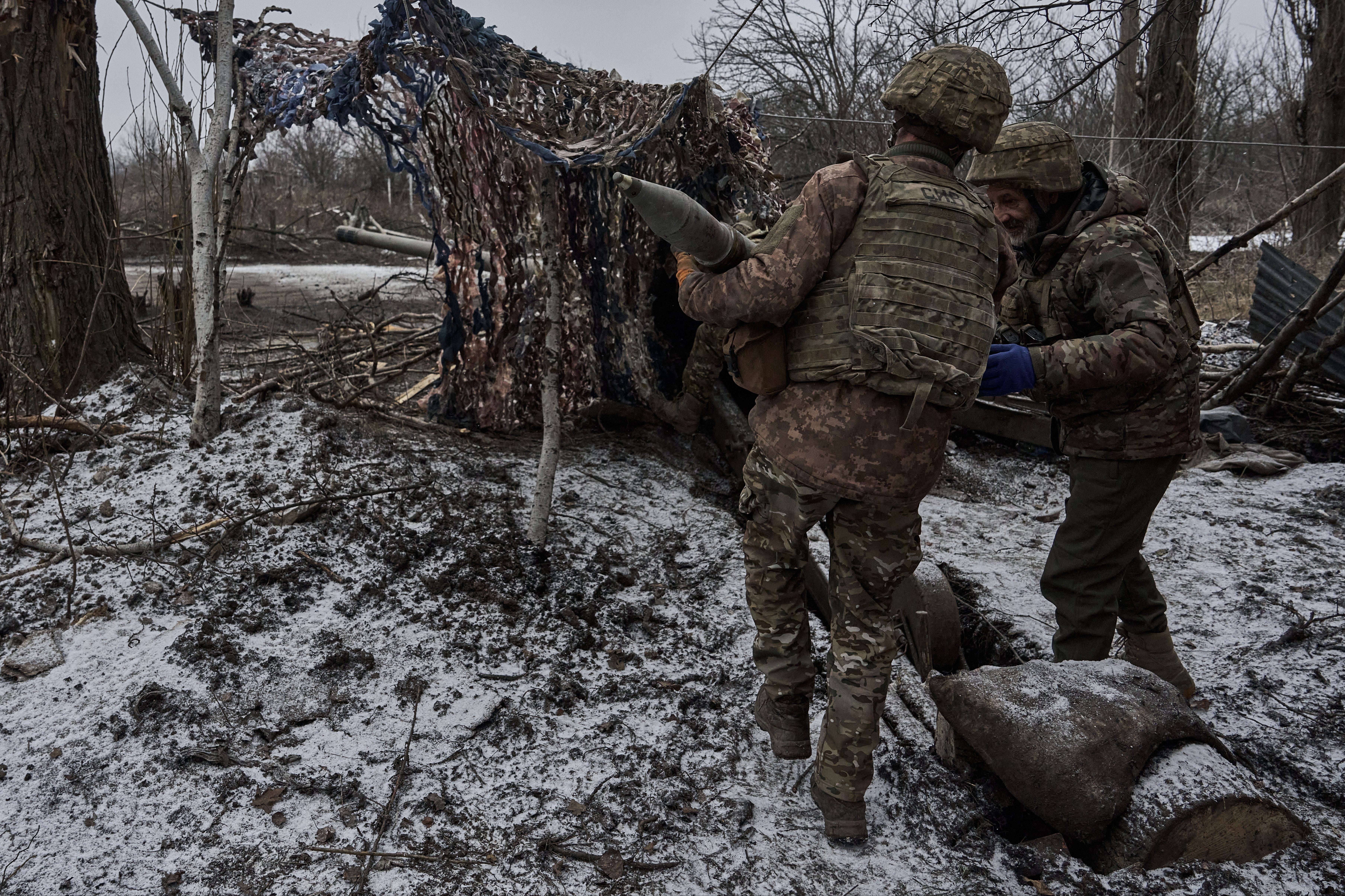 <p>Ukrainian military soldiers fire from the MT-12 or 2A29 gun ‘Rapira' is a Soviet smoothbore 100-mm anti-tank gun on December 7, 2023 in Avdiivka</p>