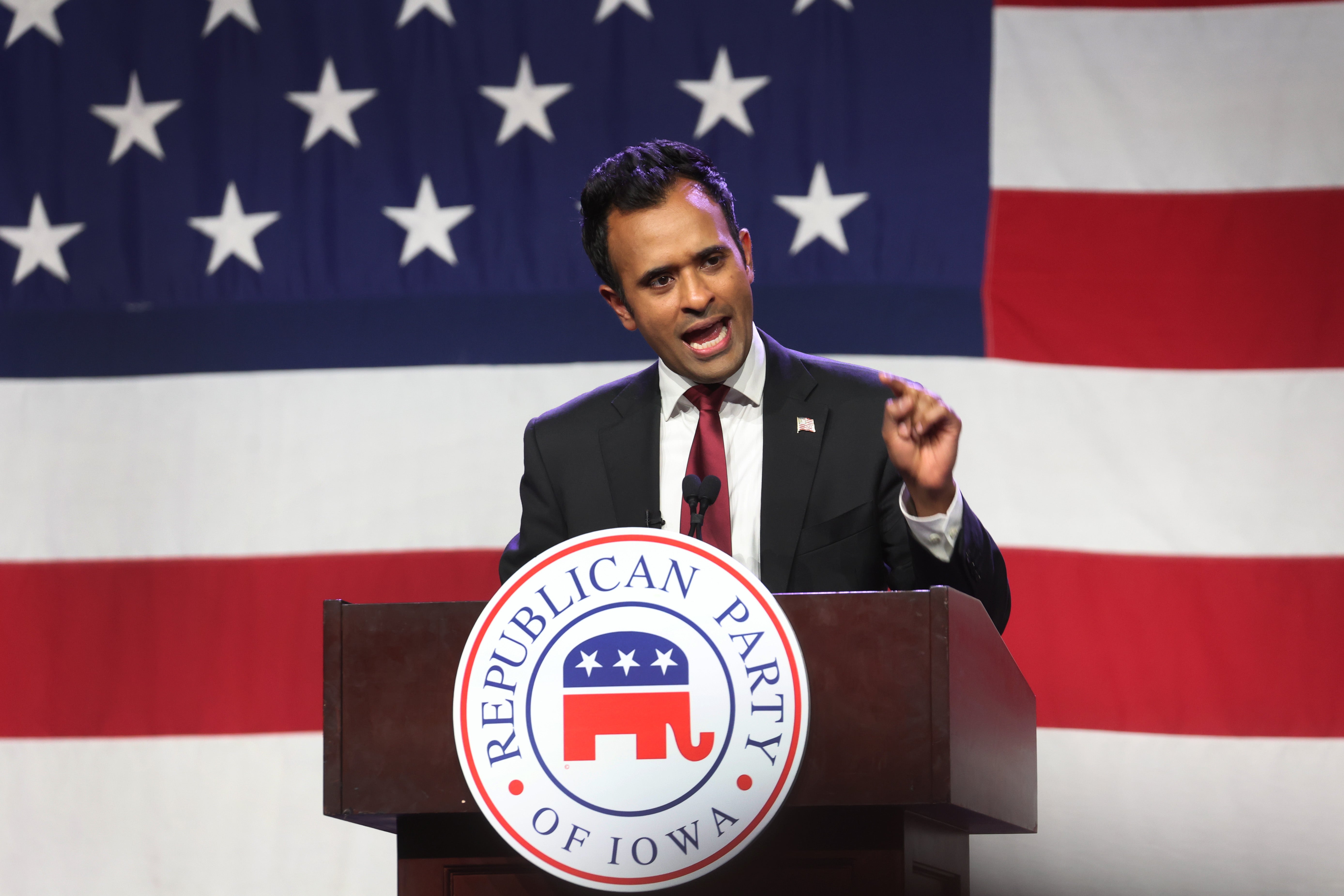 <p>Republican presidential candidate businessman Vivek Ramaswamy speaks to guests at the Republican Party of Iowa 2023 Lincoln Dinner</p>