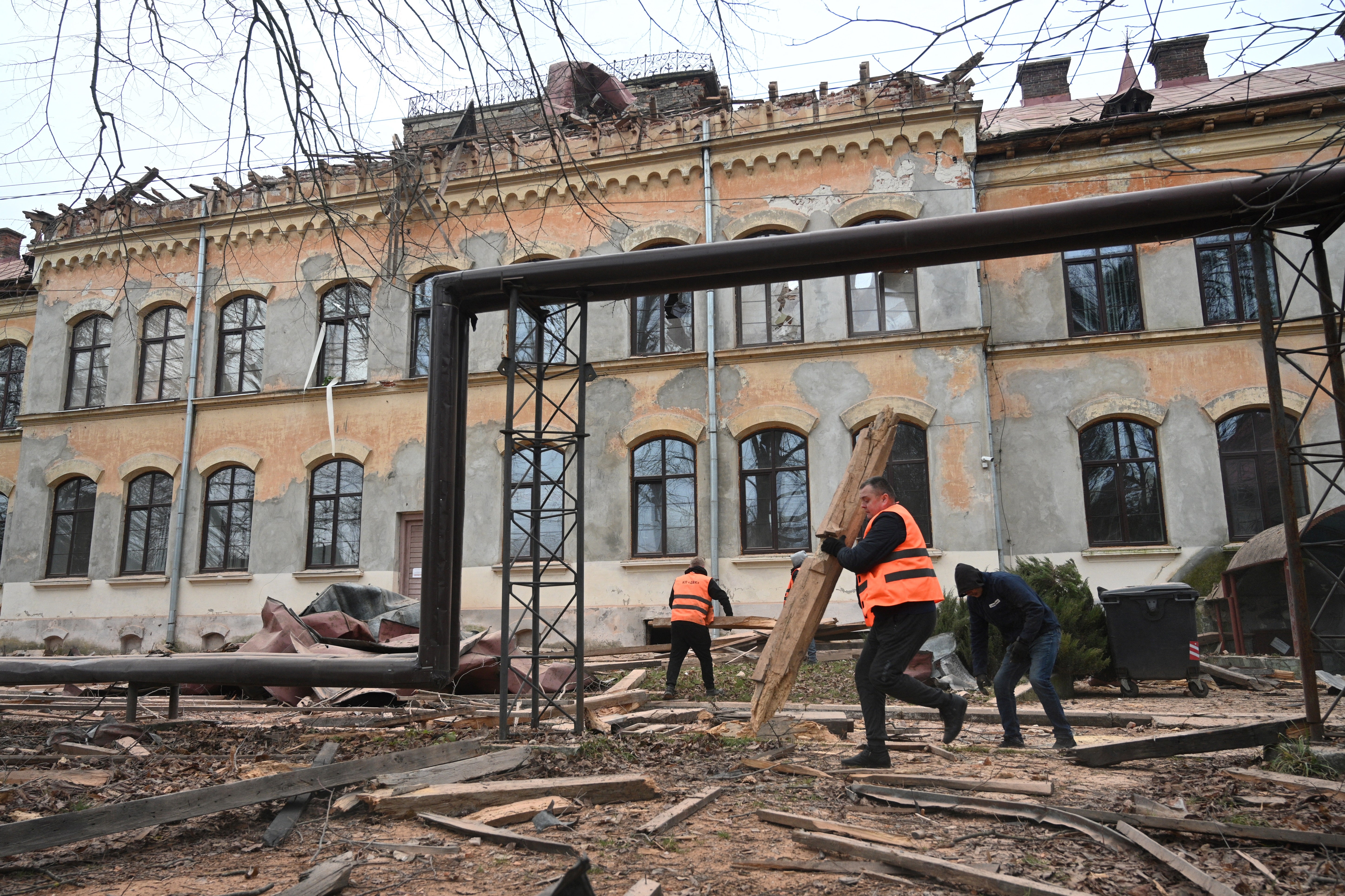 

<p>Municipal workers clean debris after a drone attack in Dubliany </p>
<p>” height=”3858″ width=”5787″ layout=”responsive” i-amphtml-layout=”responsive”><i-amphtml-sizer slot=