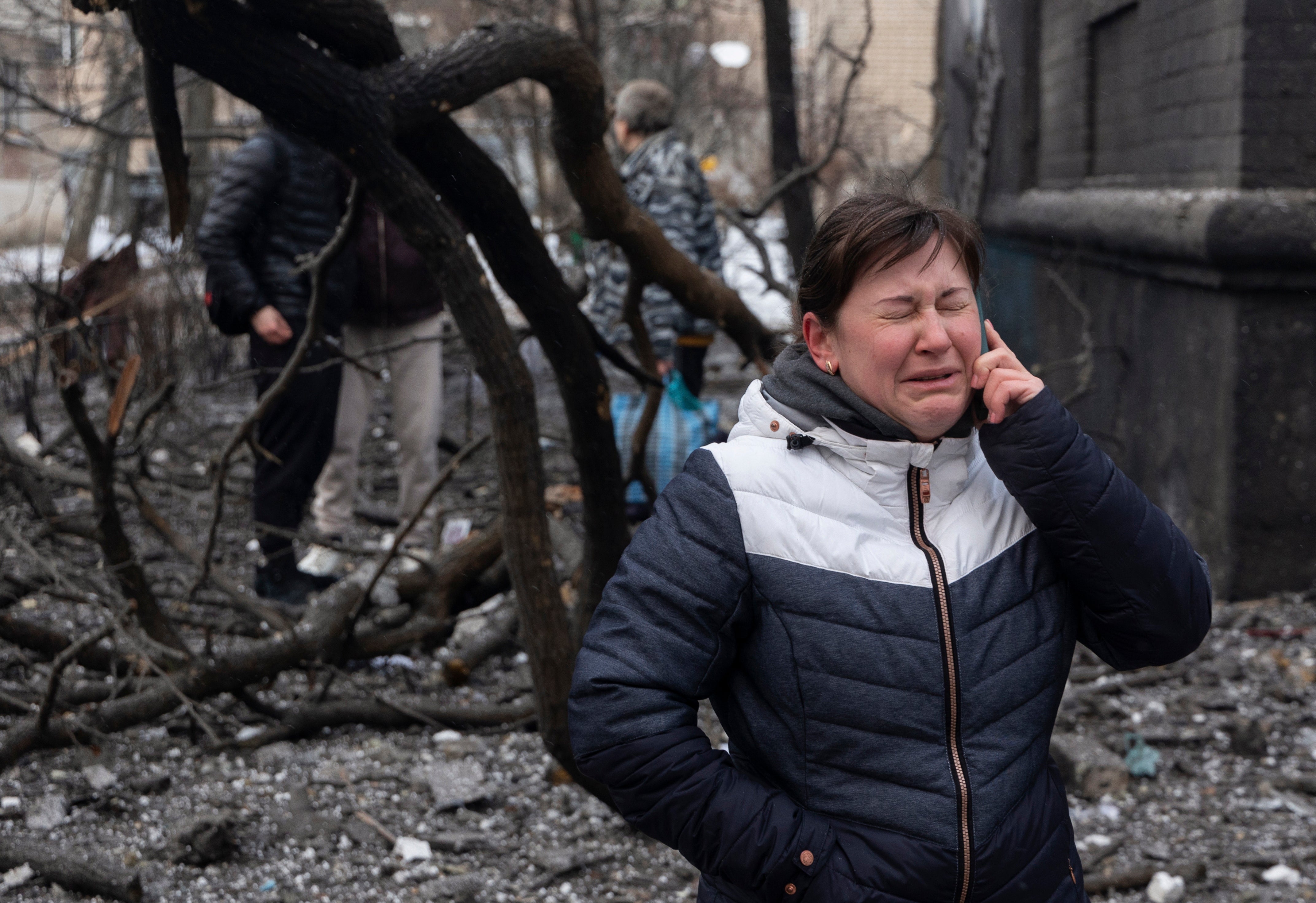 

<p>A local woman reacts at the site of a rocket attack on a residential building in Kharkiv, northeastern Ukraine, 23 January </p>
<p>” height=”2943″ width=”4289″ layout=”responsive” i-amphtml-layout=”responsive”><i-amphtml-sizer slot=