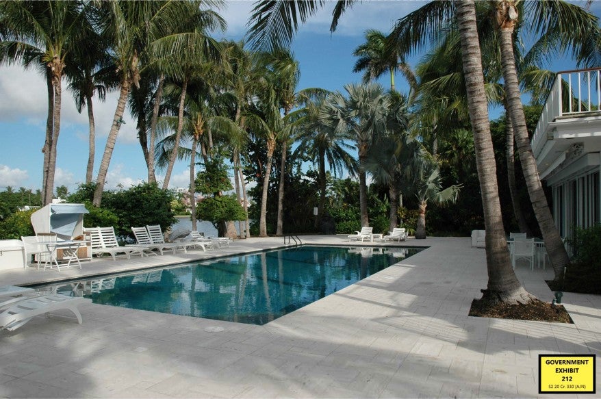 

<p>Epstein’s Palm Beach home </p>
<p>” height=”583″ width=”878″ layout=”responsive” i-amphtml-layout=”responsive”><i-amphtml-sizer slot=