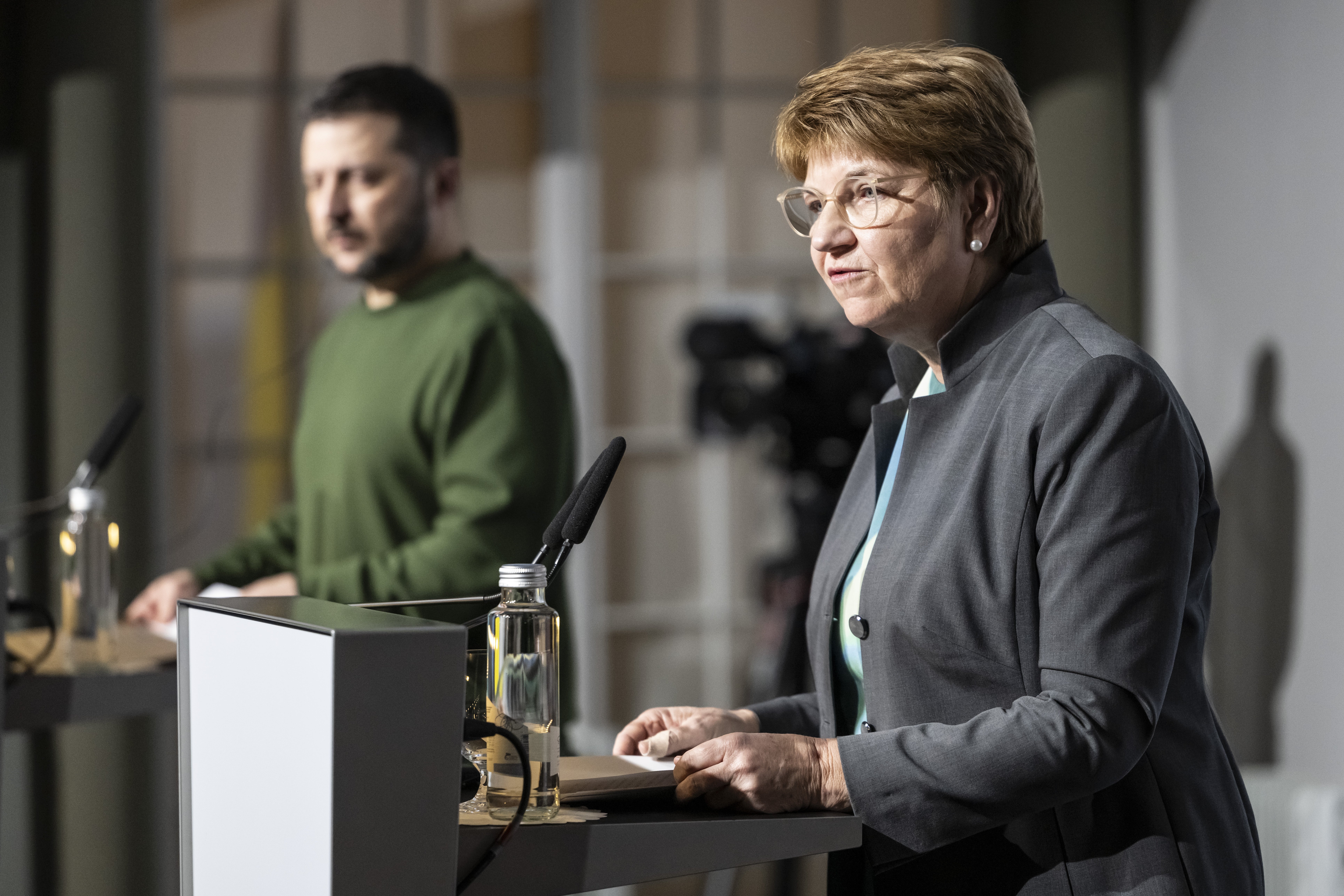 

<p>Ukraine’s president Zelensky with Swiss president Viola Amherd</p>
<p>” height=”5148″ width=”7722″ layout=”responsive” i-amphtml-layout=”responsive”><i-amphtml-sizer slot=