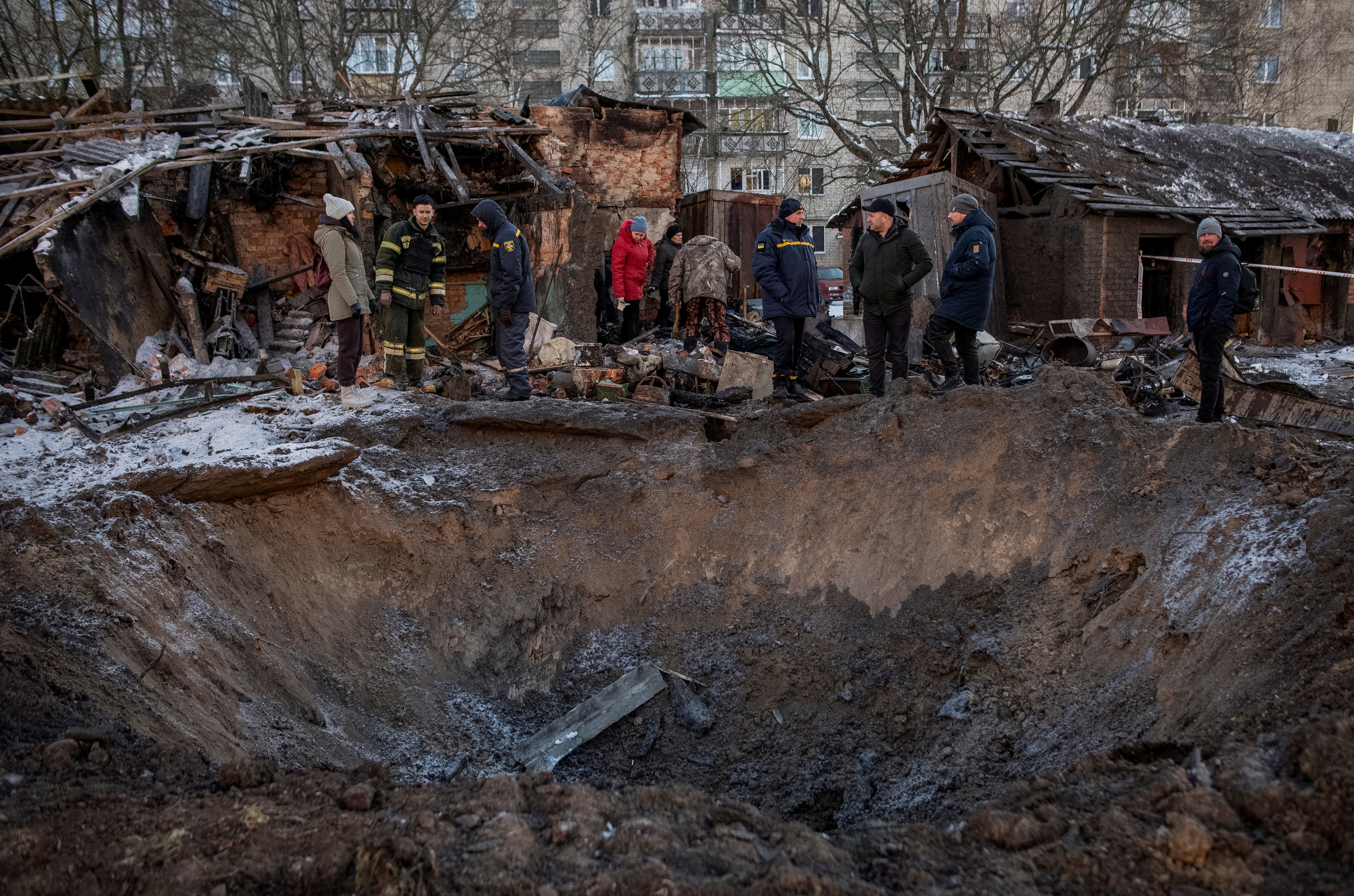 

<p>Local residents look at a crater near their residential building damaged during a Russian missile strike, amid Russia’s attack on Ukraine, in the town of Shostka, Sumy region Ukraine </p>
<p>” height=”3892″ width=”5879″ layout=”responsive” i-amphtml-layout=”responsive”><i-amphtml-sizer slot=