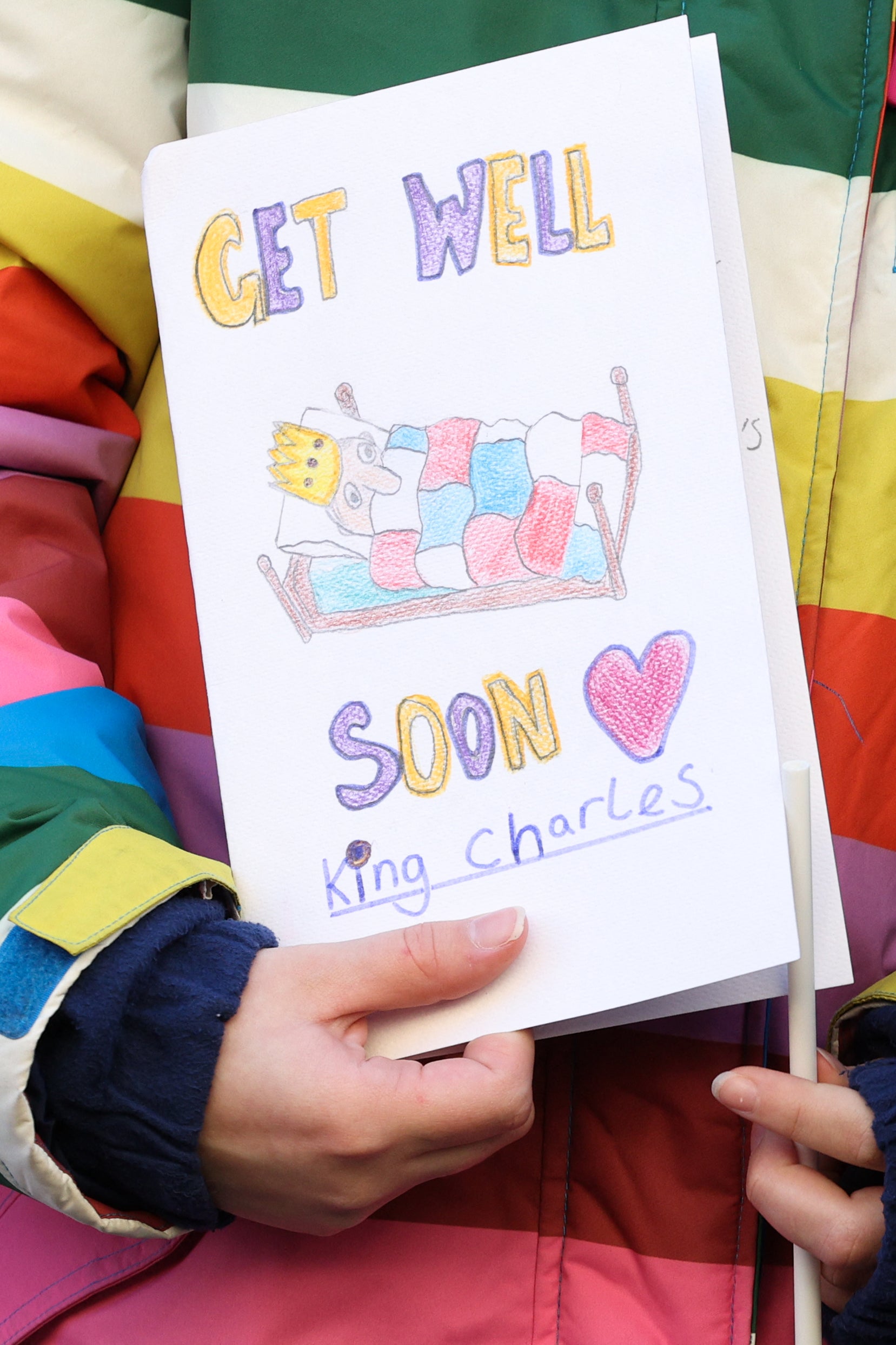 

<p>A young girl holds a get well card for Britain’s King Charles III as she waits to greet Britain’s Queen Camilla</p>
<p>” height=”2486″ width=”1657″ layout=”responsive” i-amphtml-layout=”responsive”><i-amphtml-sizer slot=