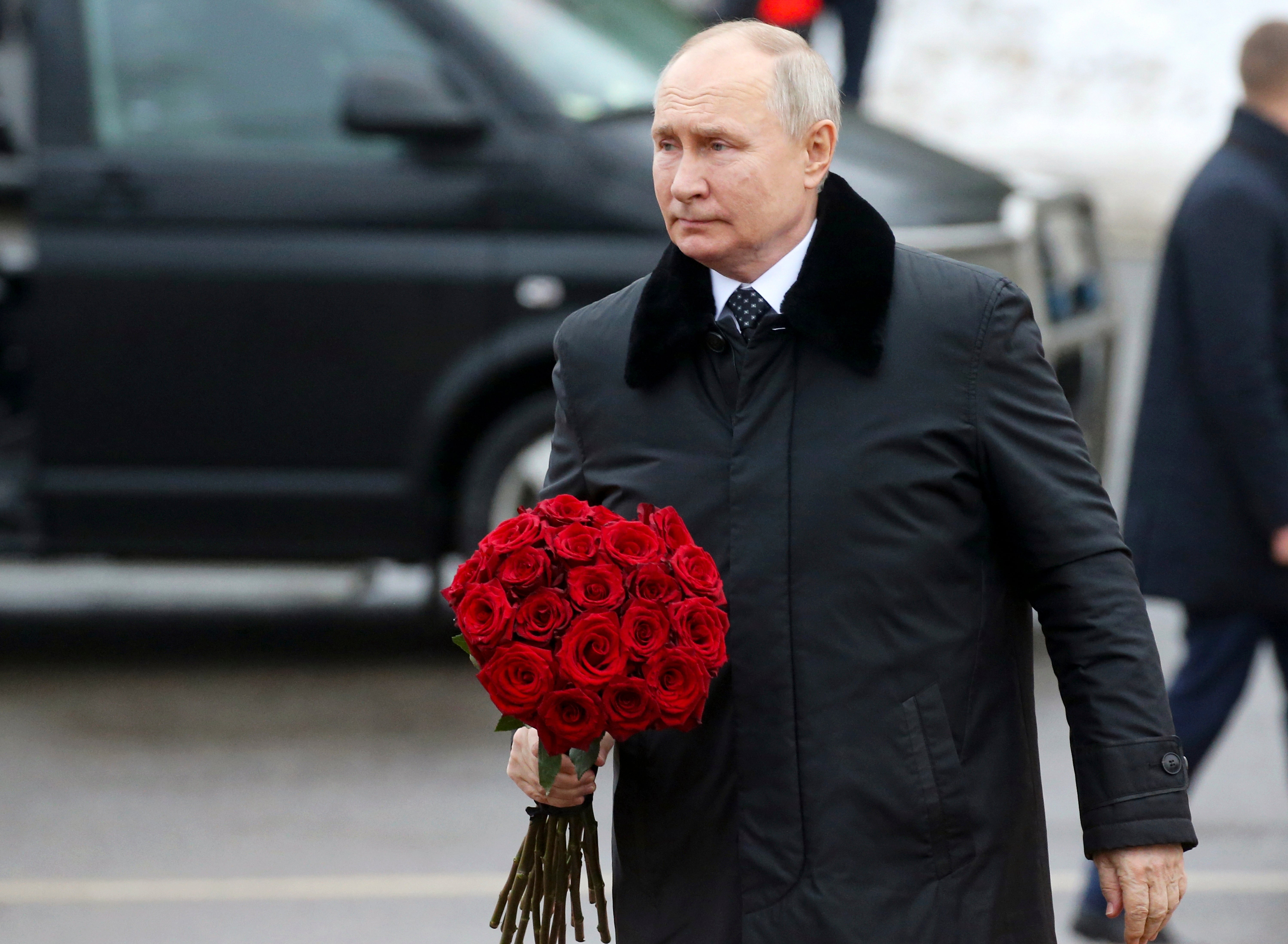 

<p>Russian President Vladimir Putin walks to place flowers on a monument at Nevsky Pyatachok near Kirovsk, 33 km (21 miles) east of St. Petersburg, Russia</p>
<p>” height=”4400″ width=”6000″ layout=”responsive” i-amphtml-layout=”responsive”><i-amphtml-sizer slot=