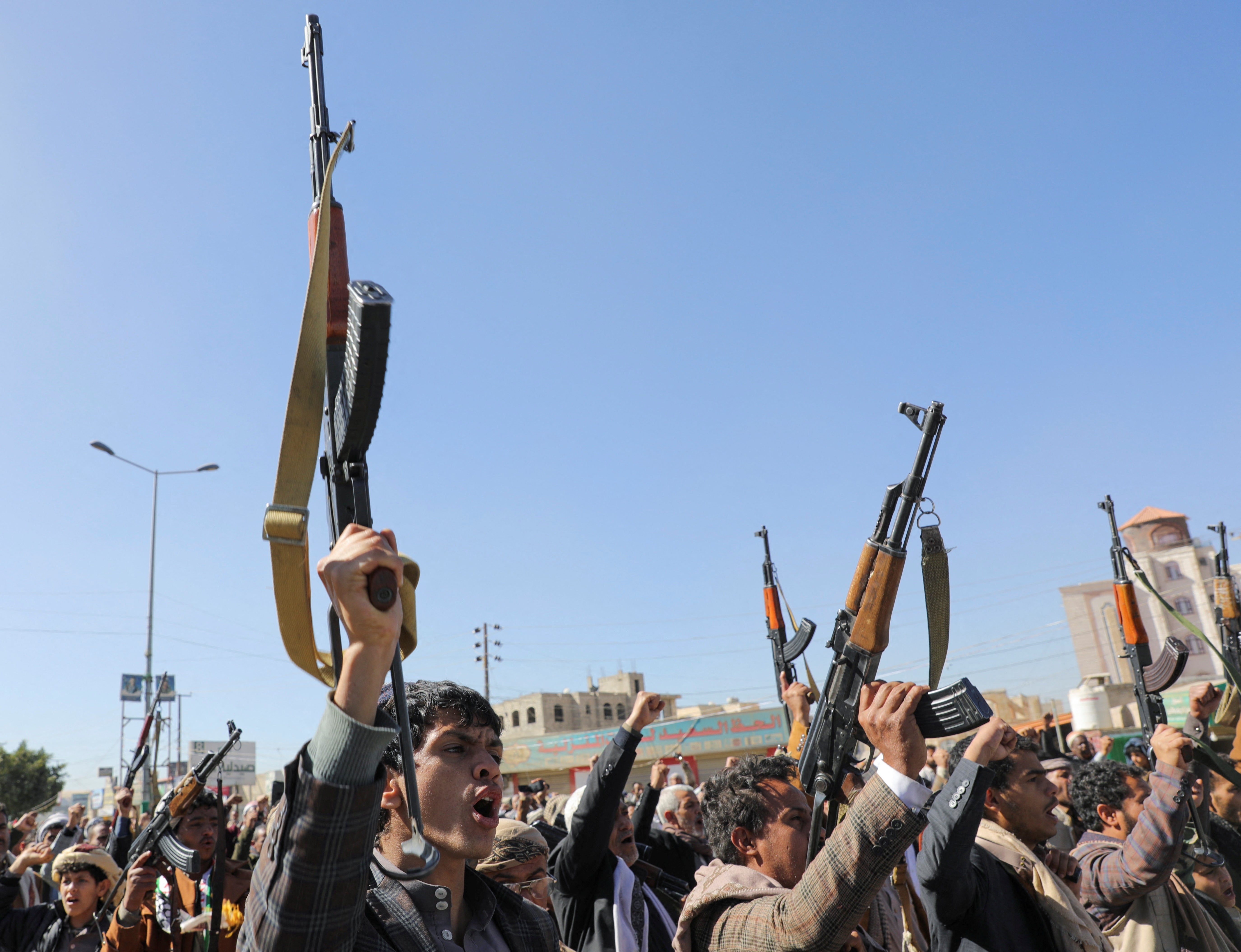 

<p>Newly recruited Houthi fighters pictured in Yemen </p>
<p>” height=”4219″ width=”5500″ layout=”responsive” i-amphtml-layout=”responsive”><i-amphtml-sizer slot=