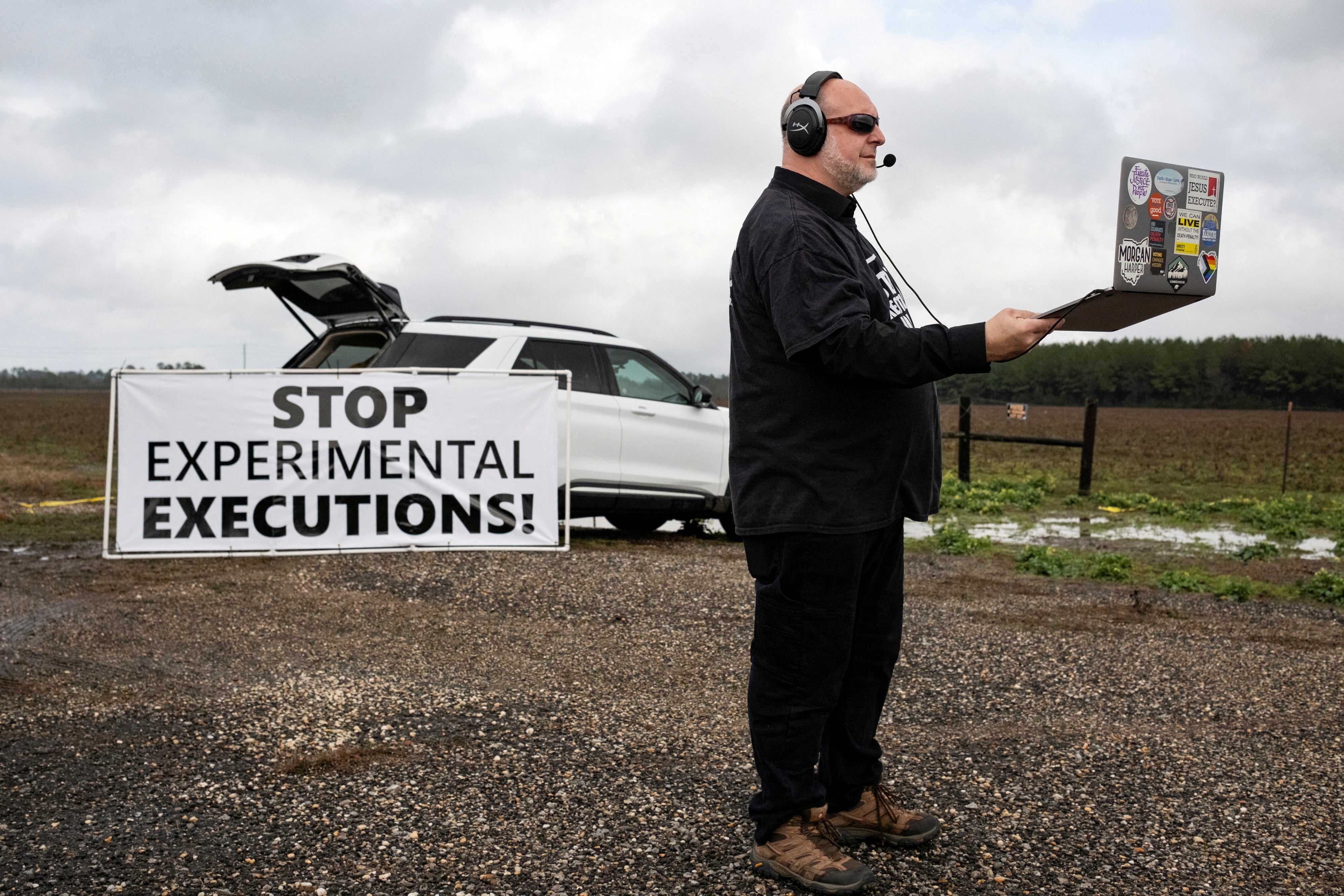 

<p>Co-founder and executive director of Death Penalty Action Abraham Bonowitz outside the penitentiary </p>
<p>” height=”2667″ width=”4000″ layout=”responsive” i-amphtml-layout=”responsive”><i-amphtml-sizer slot=