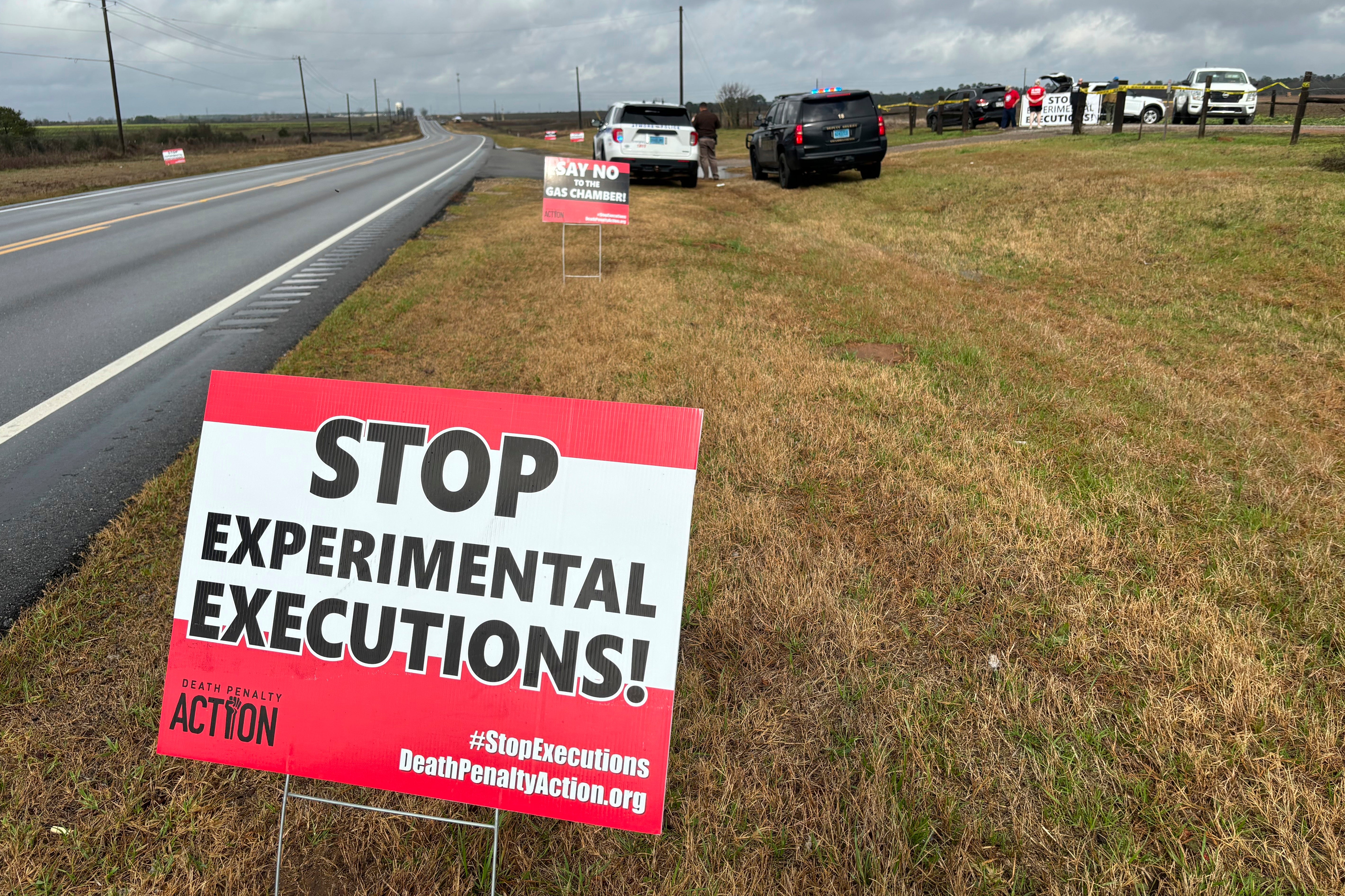 

<p>Anti-death penalty activists place signs along the road heading to Holman Correctional Facility</p>
<p>” height=”3789″ width=”5683″ layout=”responsive” i-amphtml-layout=”responsive”><i-amphtml-sizer slot=
