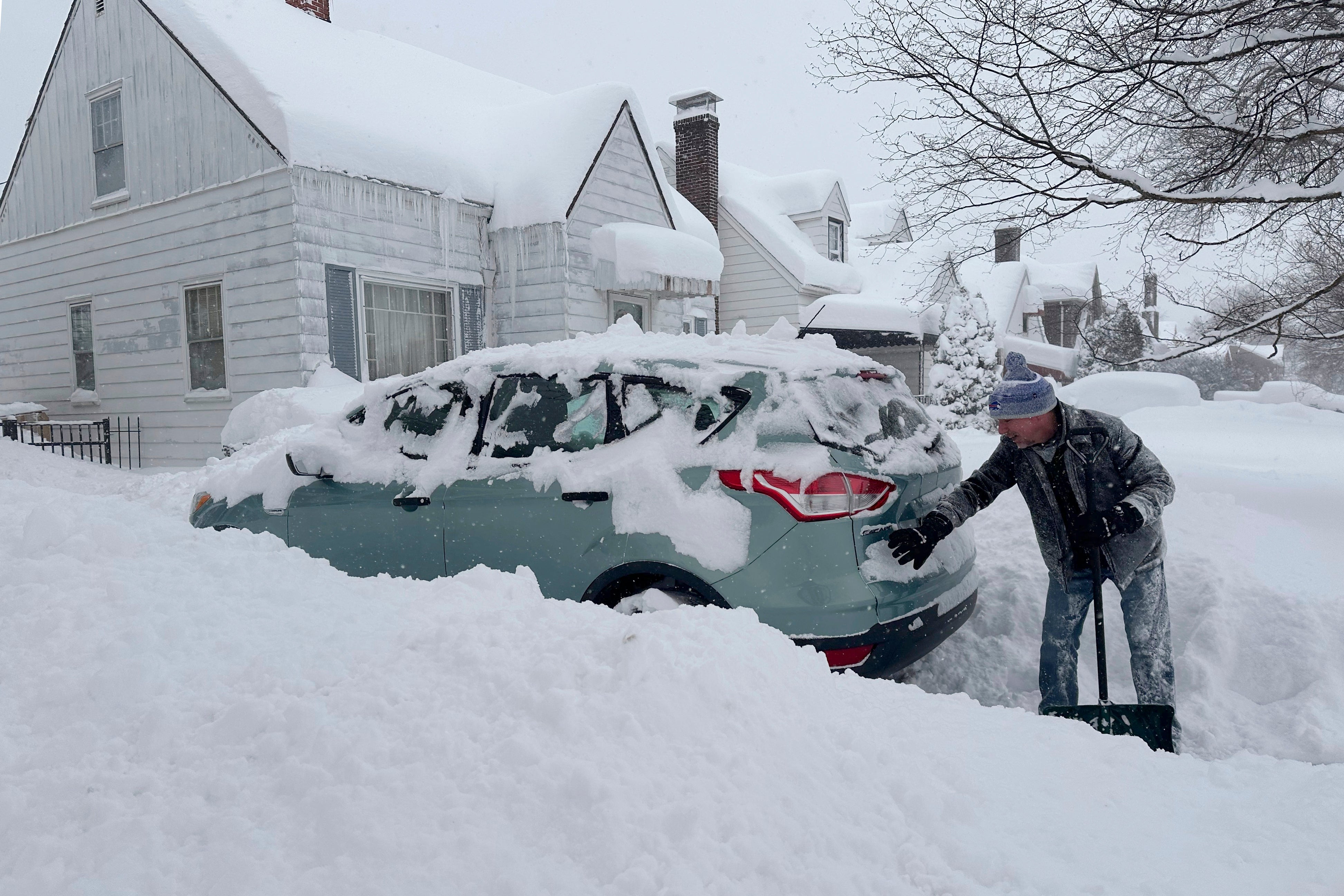 

<p>Patrick Sahr shovels snow in Buffalo, N.Y</p>
<p>” height=”2593″ width=”3890″ layout=”responsive” i-amphtml-layout=”responsive”><i-amphtml-sizer slot=