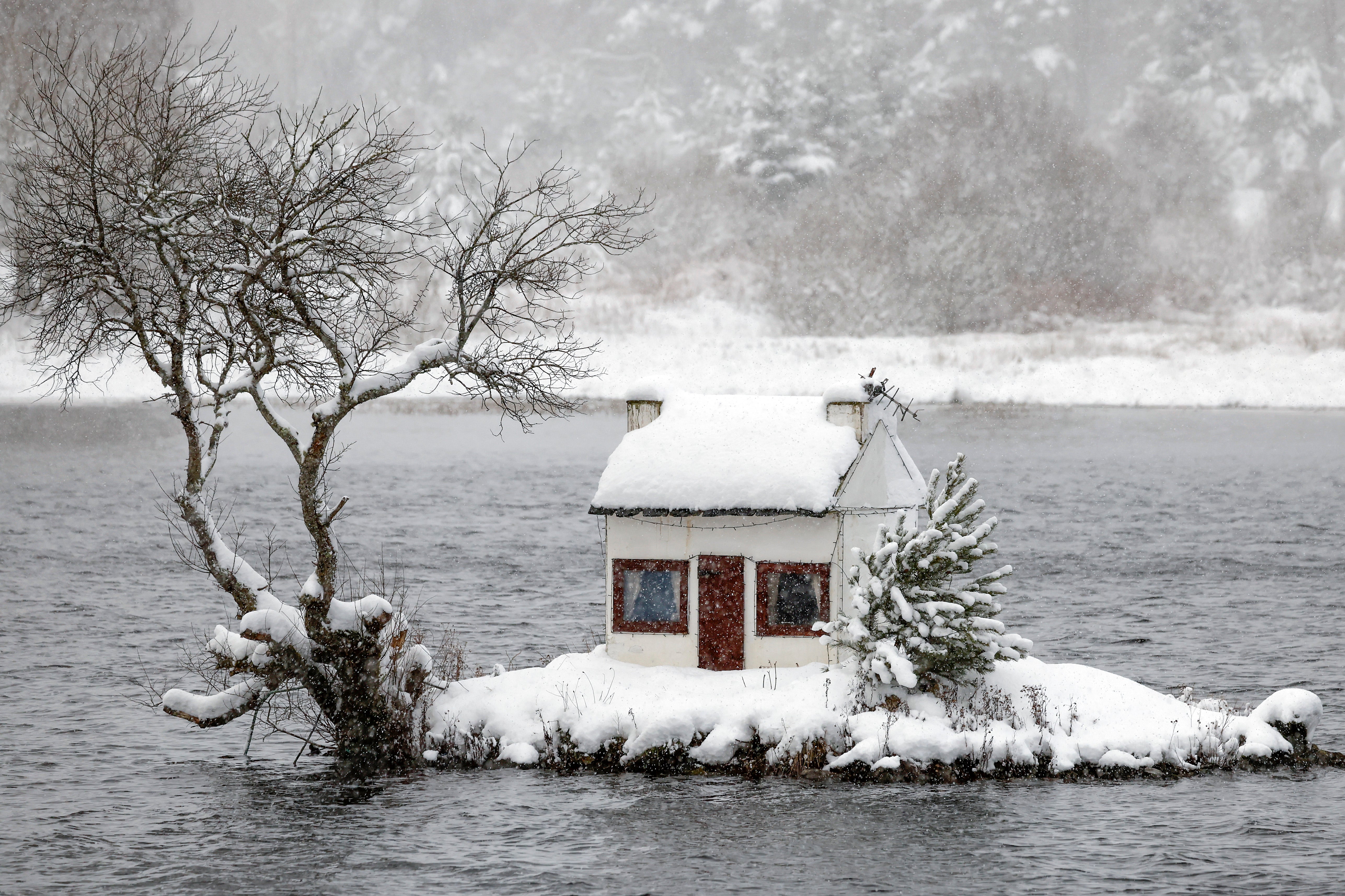 

<p>LAIRG, SCOTLAND – JANUARY 18: The Wee Hoose also known as Broons Hoose is seen in the snow on Loch Shin on January 18, 2024 </p>
<p>” height=”3431″ width=”5147″ layout=”responsive” i-amphtml-layout=”responsive”><i-amphtml-sizer slot=