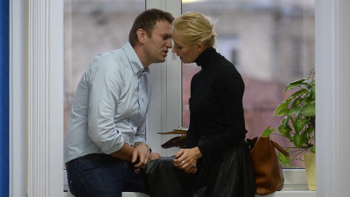 Alexei Navalny and his wife exchange their last kiss before the death of the jailed Putin critic.