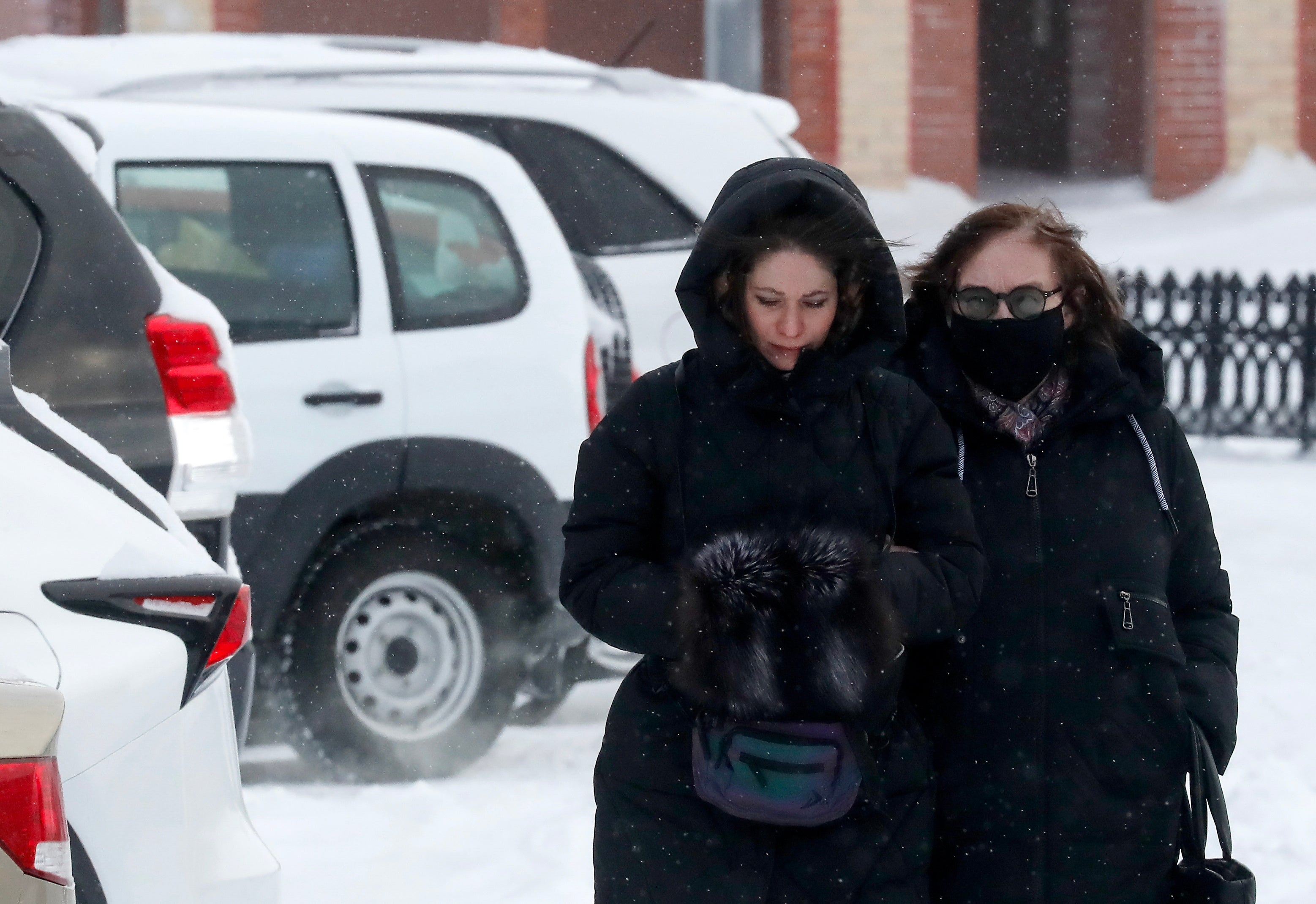 

<p>Lyudmila Navalnaya (right), mother of Alexei Navalny, walks accompanied by lawyers after visiting the Investigative Committee in Salekhard</p>
<p>” height=”2140″ width=”3115″ layout=”responsive” i-amphtml-layout=”responsive”><i-amphtml-sizer slot=