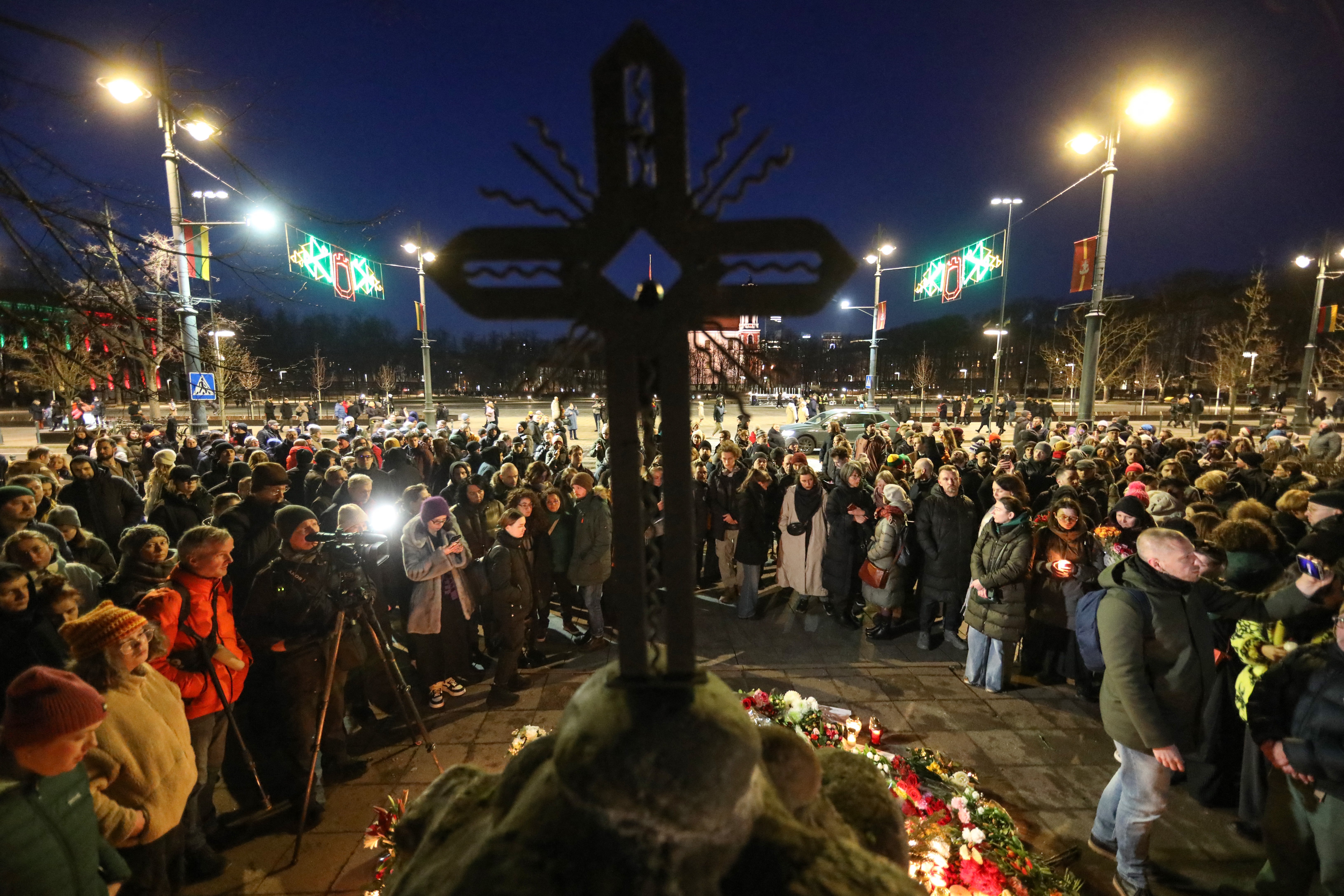 

<p>People gather at a monument for victims of political repressions in Vilnius, Lithuania</p>
<p>” height=”4348″ width=”6521″ layout=”responsive” i-amphtml-layout=”responsive”><i-amphtml-sizer slot=