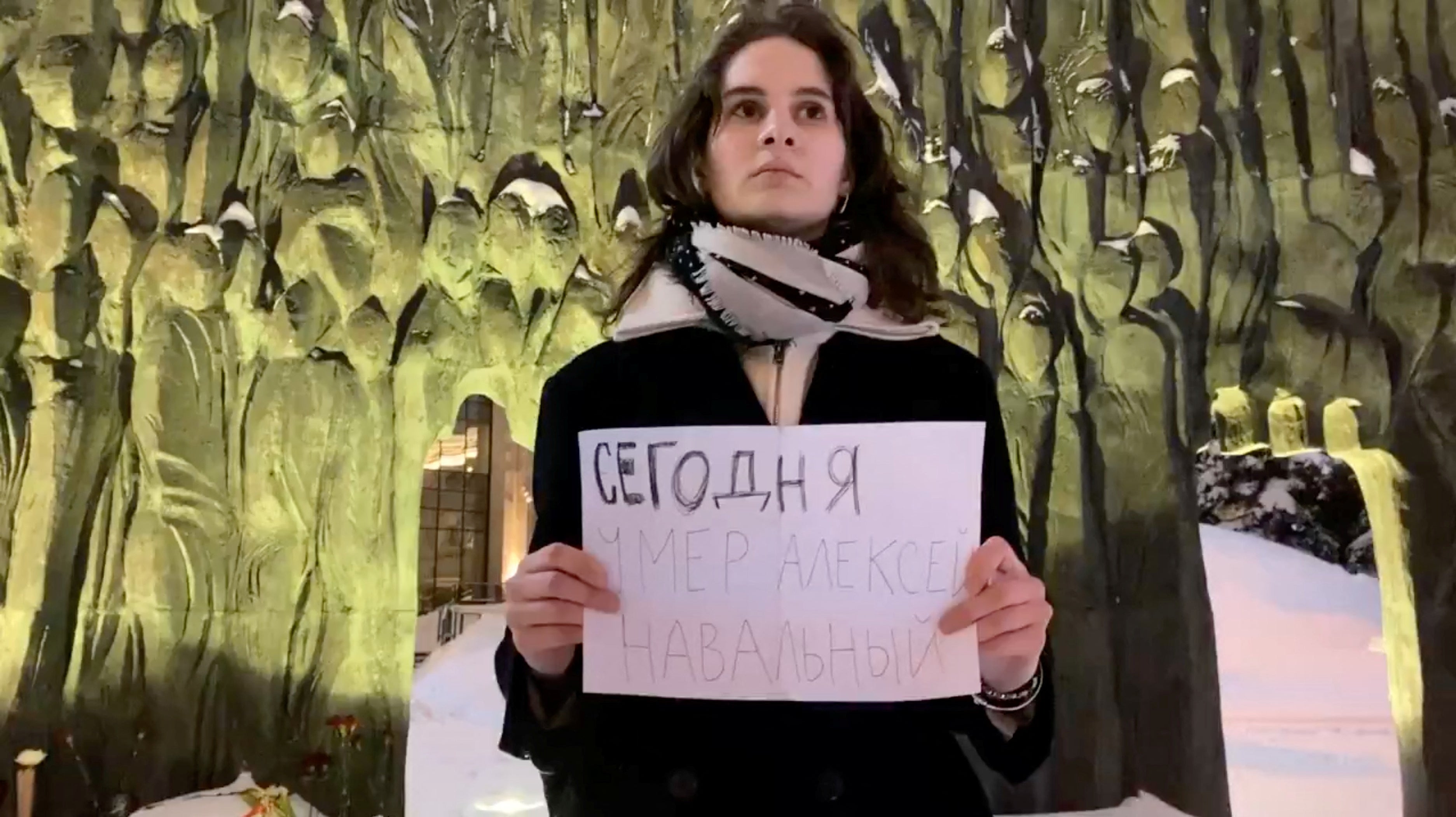 

<p>A protester in Moscow with a sign saying ‘Today Alexei Navalny died’ </p>
<p>” height=”2104″ width=”3746″ layout=”responsive” i-amphtml-layout=”responsive”><i-amphtml-sizer slot=