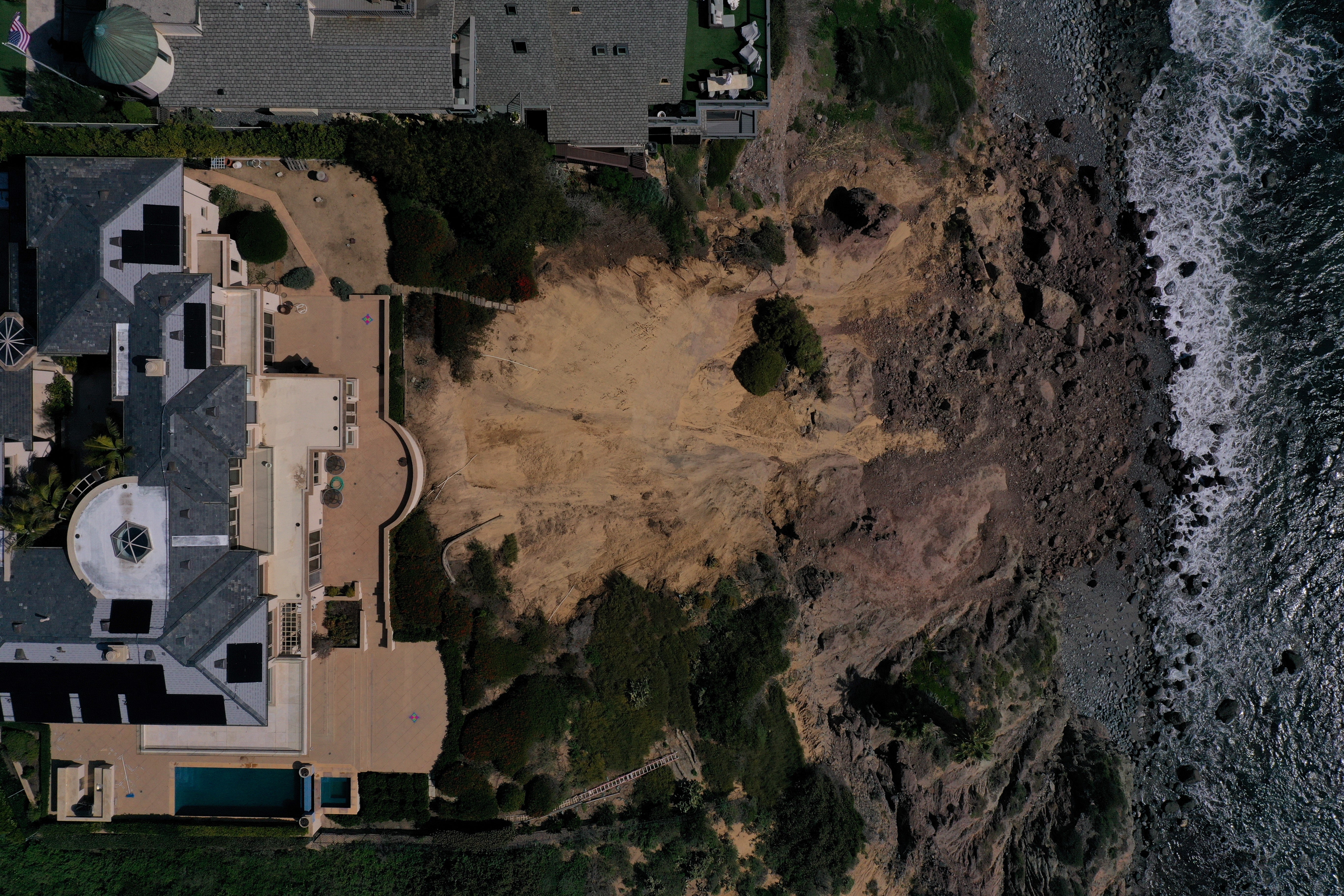 

<p>Multi-million-dollar homes crouched on a California clifftop got a little bit closer to the edge when a landslide brought tons of rock and soil crashing into the sea</p>
<p>” height=”3645″ width=”5467″ layout=”responsive” i-amphtml-layout=”responsive”><i-amphtml-sizer slot=