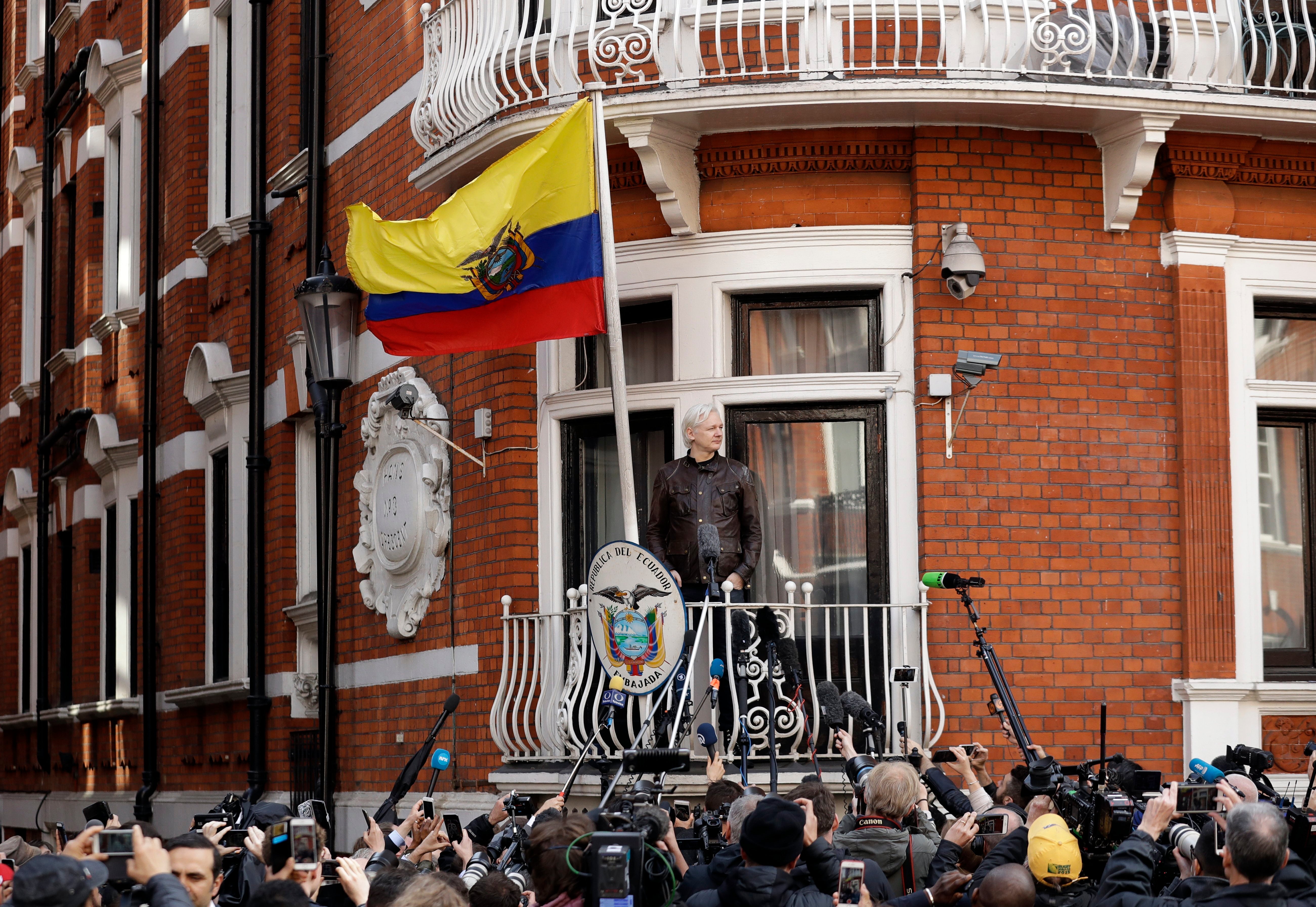 

<p>WikiLeaks founder Julian Assange gestures on the balcony of the Ecuadorian embassy</p>
<p>” height=”3585″ width=”5202″ layout=”responsive” i-amphtml-layout=”responsive”><i-amphtml-sizer slot=