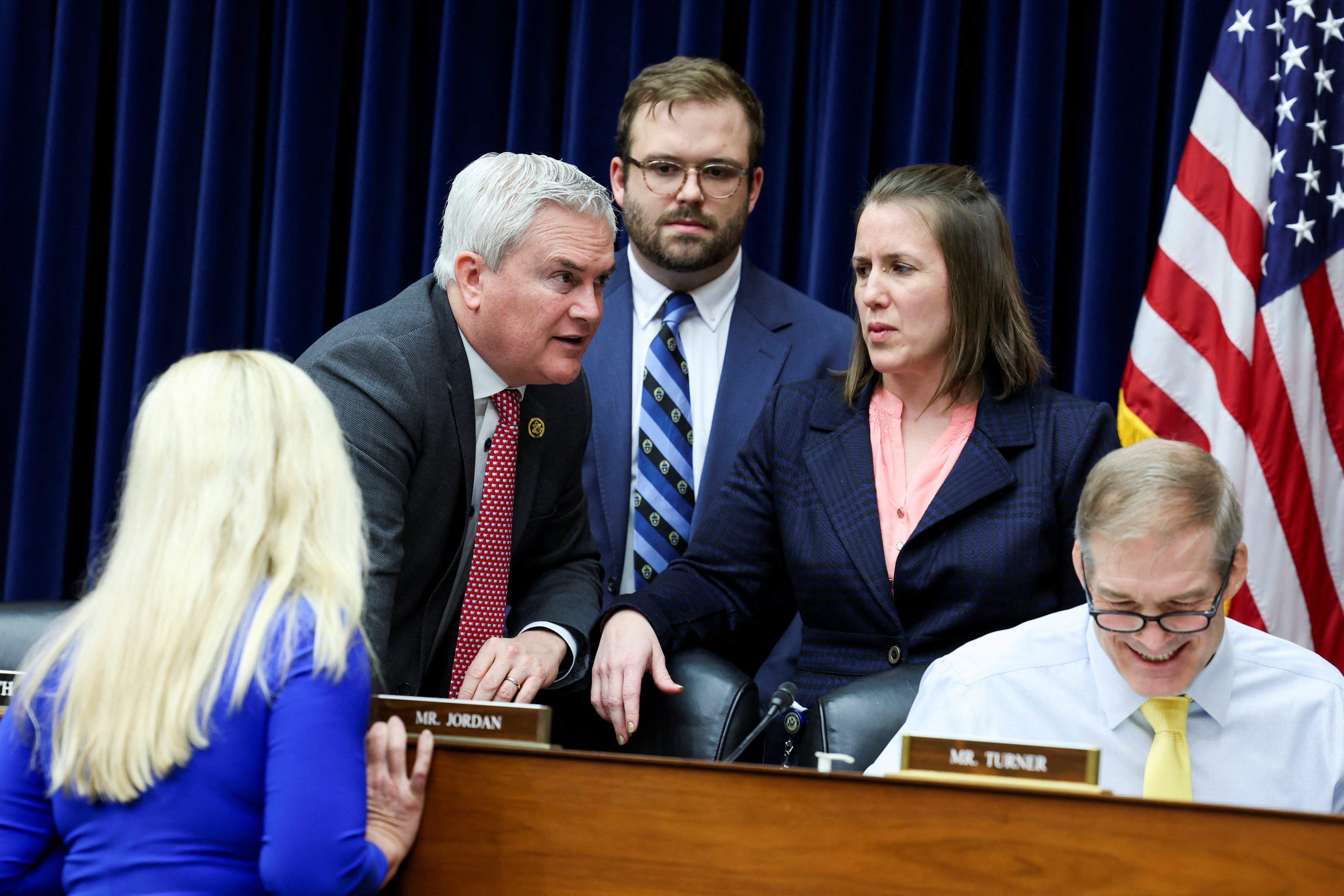 

<p>Chairman James Comer (R-KY) consults with his colleagues</p>
<p>” height=”3666″ width=”5500″ layout=”responsive” i-amphtml-layout=”responsive”><i-amphtml-sizer slot=
