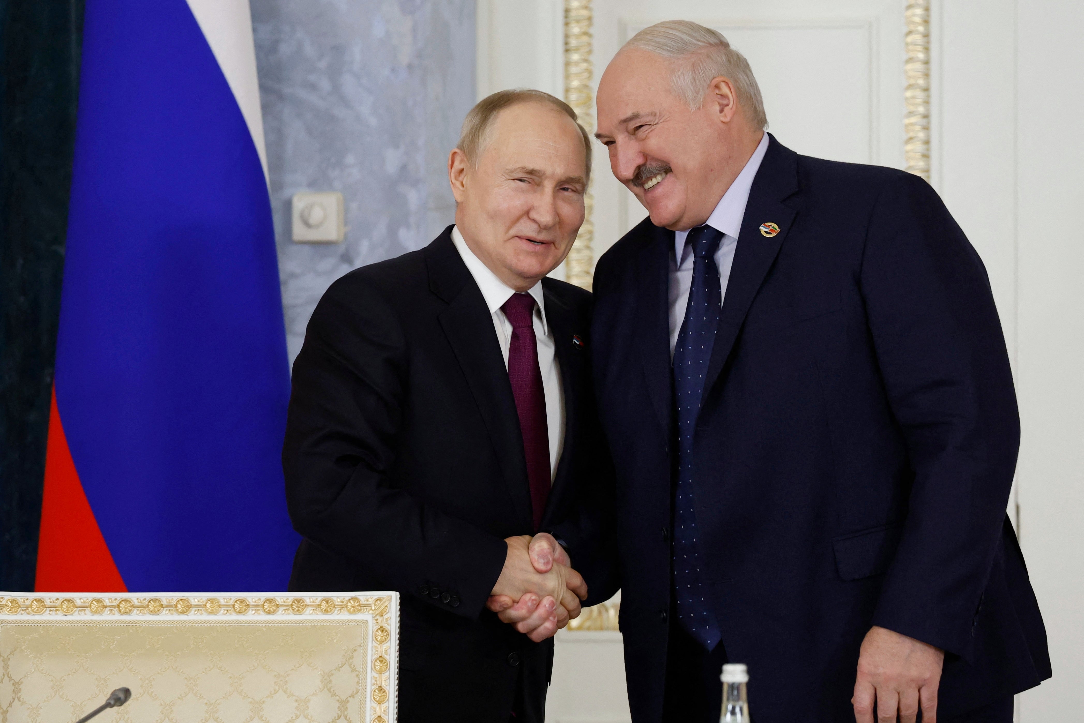 

<p>Lukashenko with Putin </p>
<p>” height=”2794″ width=”4190″ layout=”responsive” i-amphtml-layout=”responsive”><i-amphtml-sizer slot=