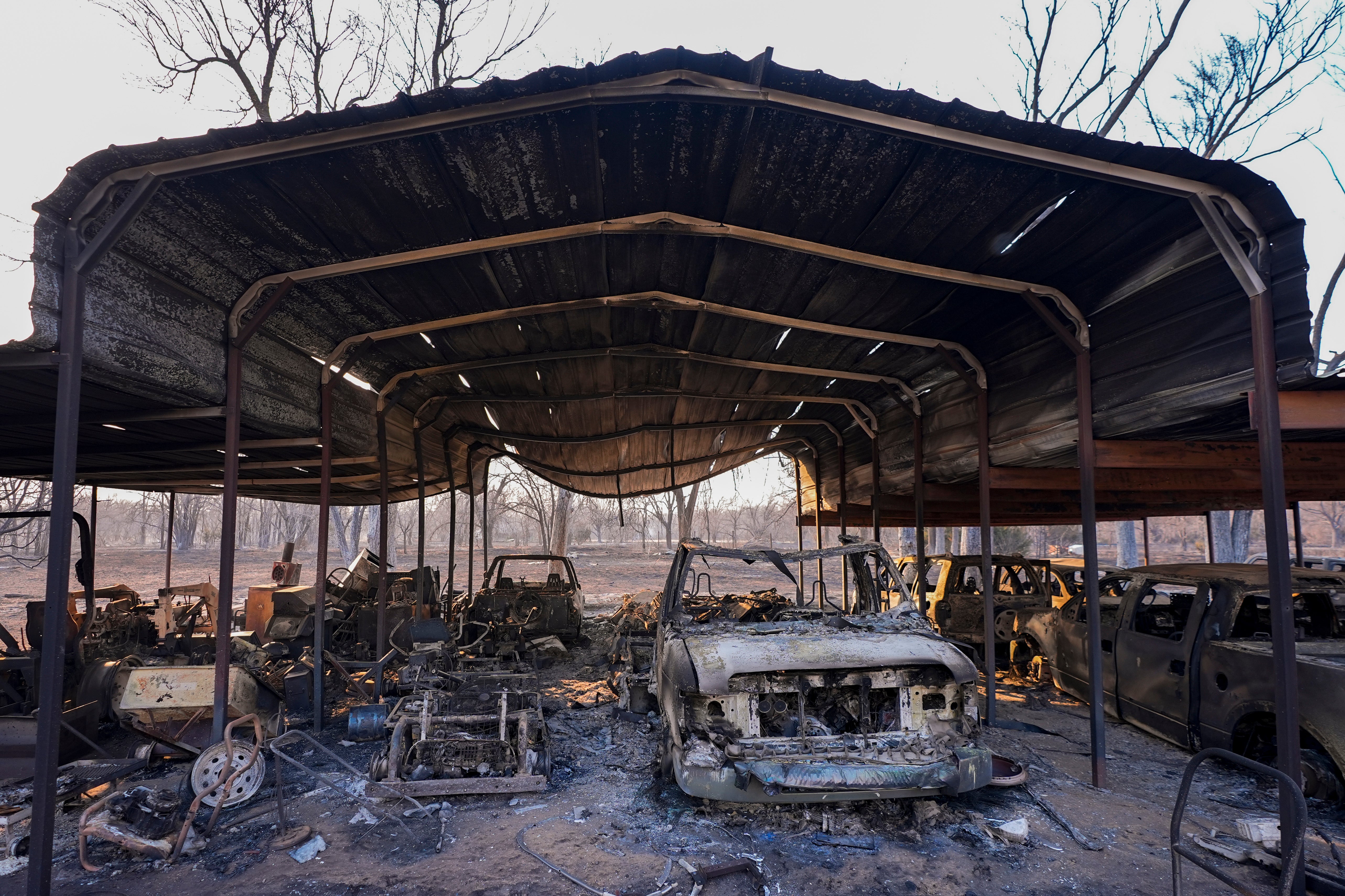 

<p>A burned car and garage in Canadian, Texas </p>
<p>” height=”3421″ width=”5131″ layout=”responsive” i-amphtml-layout=”responsive”><i-amphtml-sizer slot=