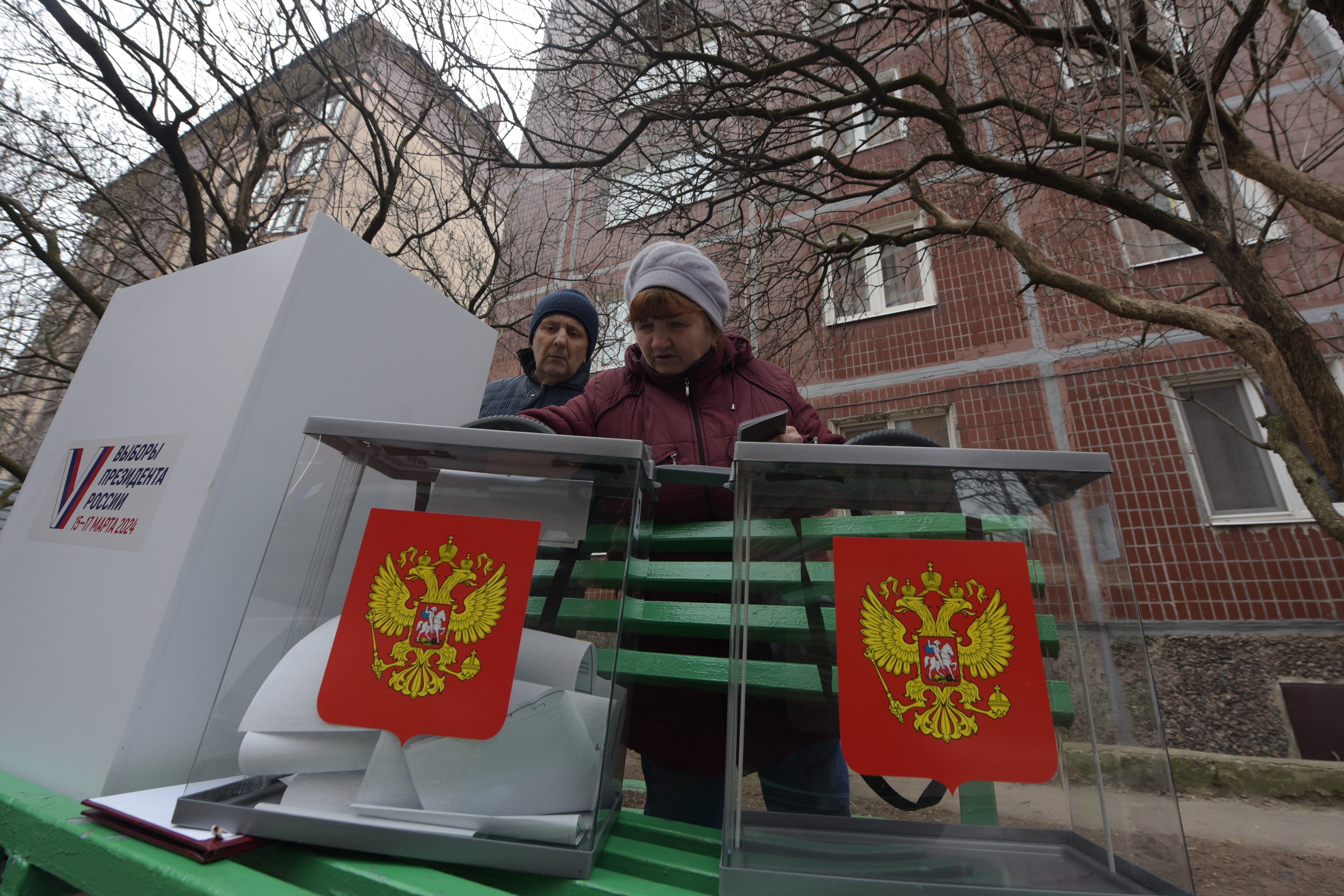 

<p>People cast their votes at a mobile polling station during early voting in Russia’s presidential election in Russian-controlled part of Donetsk region, Ukraine</p>
<p>” height=”3860″ width=”5790″ layout=”responsive” i-amphtml-layout=”responsive”><i-amphtml-sizer slot=