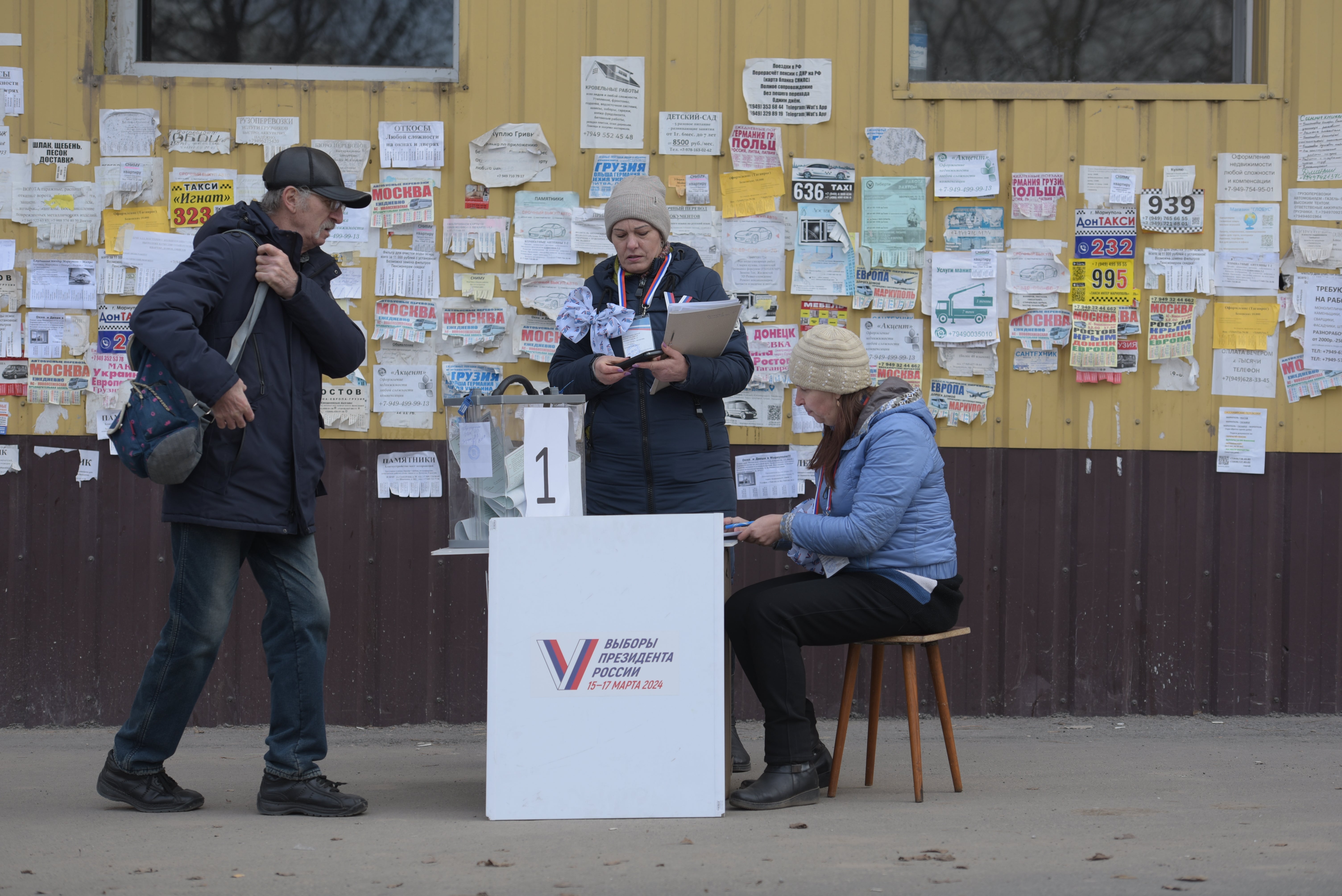 

<p>People cast their votes at a mobile polling station during early voting in Russia’s presidential election in Russian-controlled part of Donetsk region, Ukraine</p>
<p>” height=”4016″ width=”6016″ layout=”responsive” i-amphtml-layout=”responsive”><i-amphtml-sizer slot=