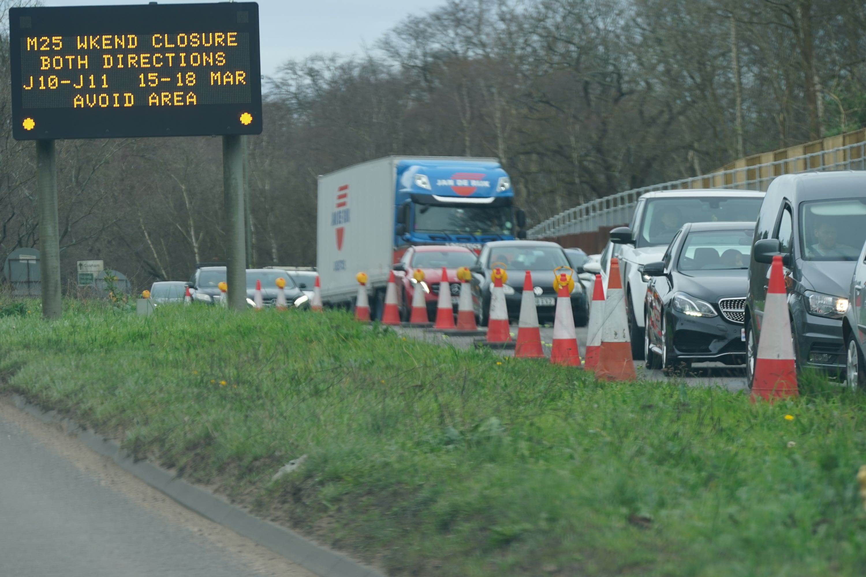 

<p>An information sign as traffic builds up in Cobham, Surrey, near to a closed section of the M25 (Yui Mok/PA)</p>
<p>” height=”2000″ width=”3000″ layout=”responsive” i-amphtml-layout=”responsive”><i-amphtml-sizer slot=