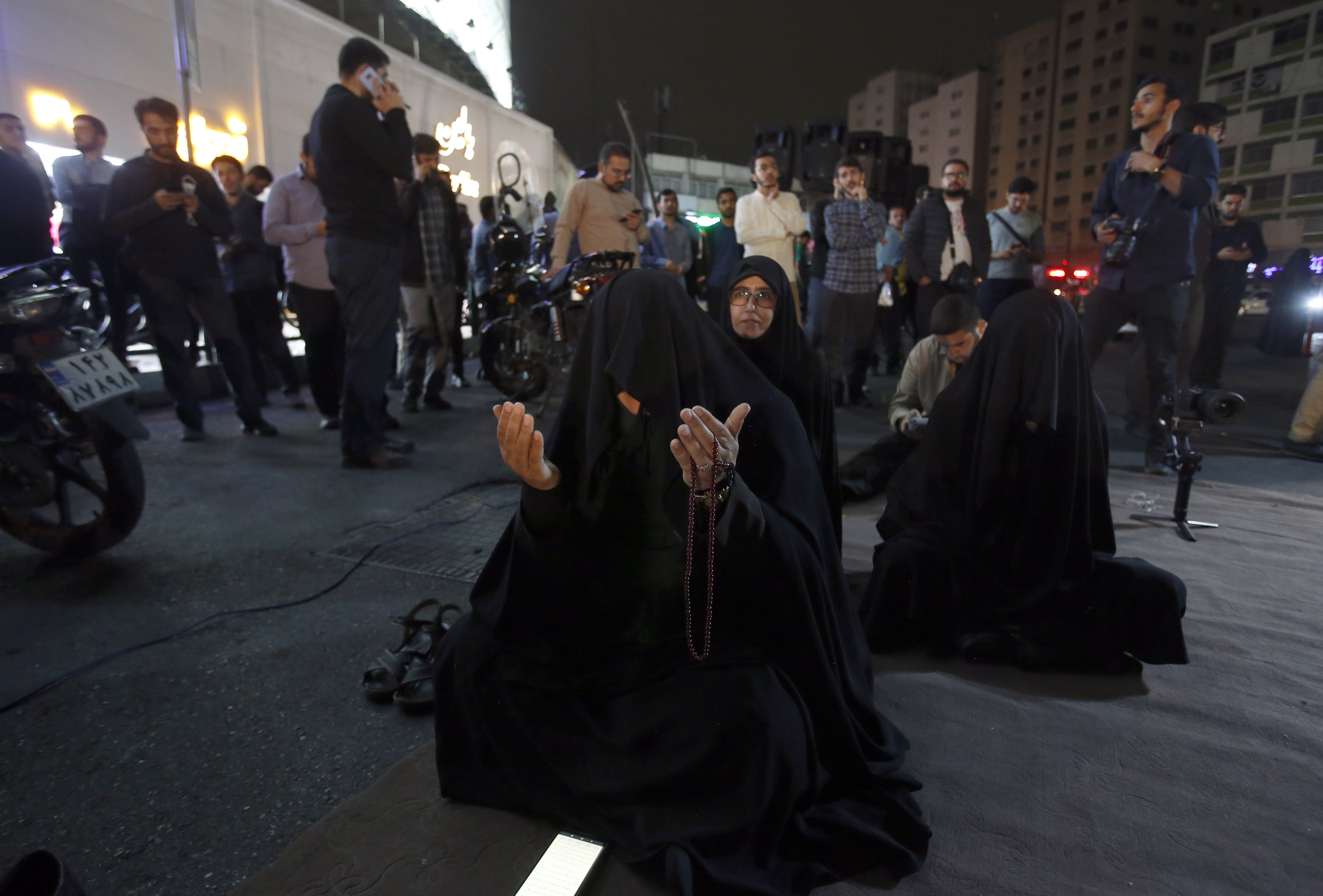 Iranian women pray for their president in Tehran