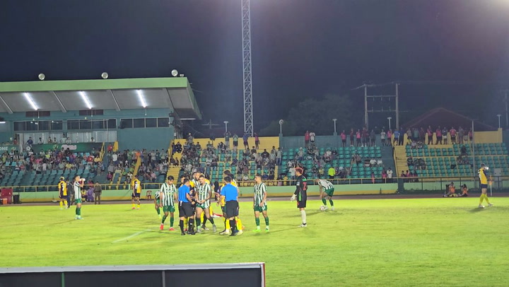 Defender punches opposition goalkeeper after he comes up for corner in dying moments