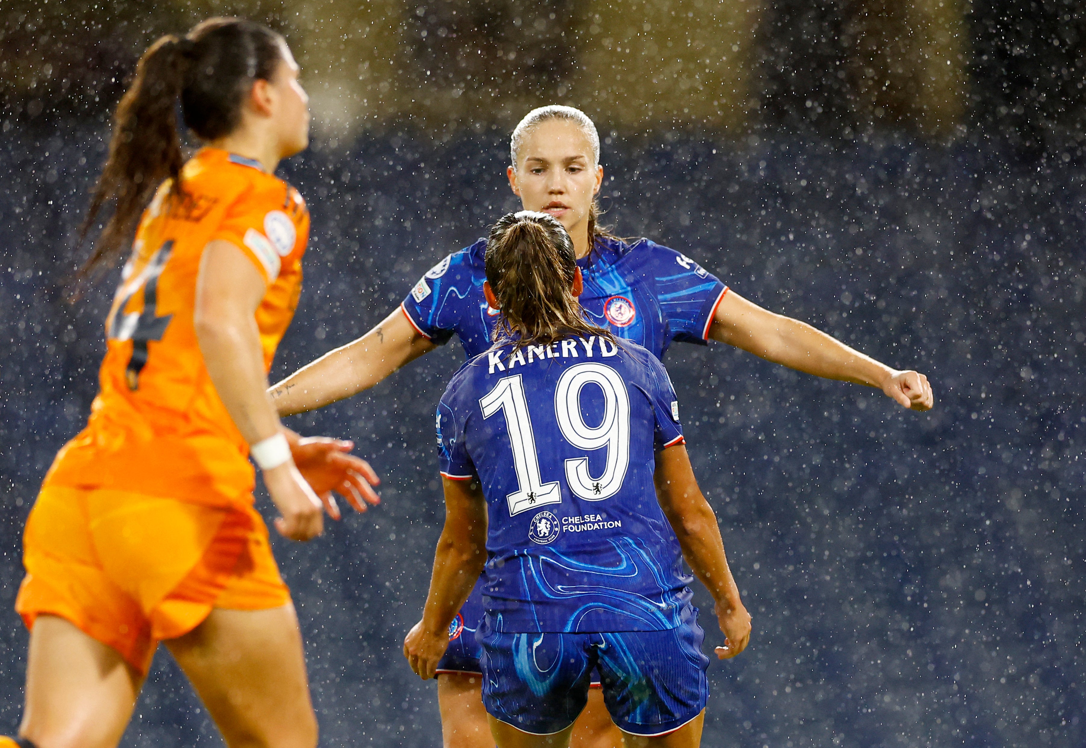 Guro Reiten celebrates Chelsea’s second from the penalty spot