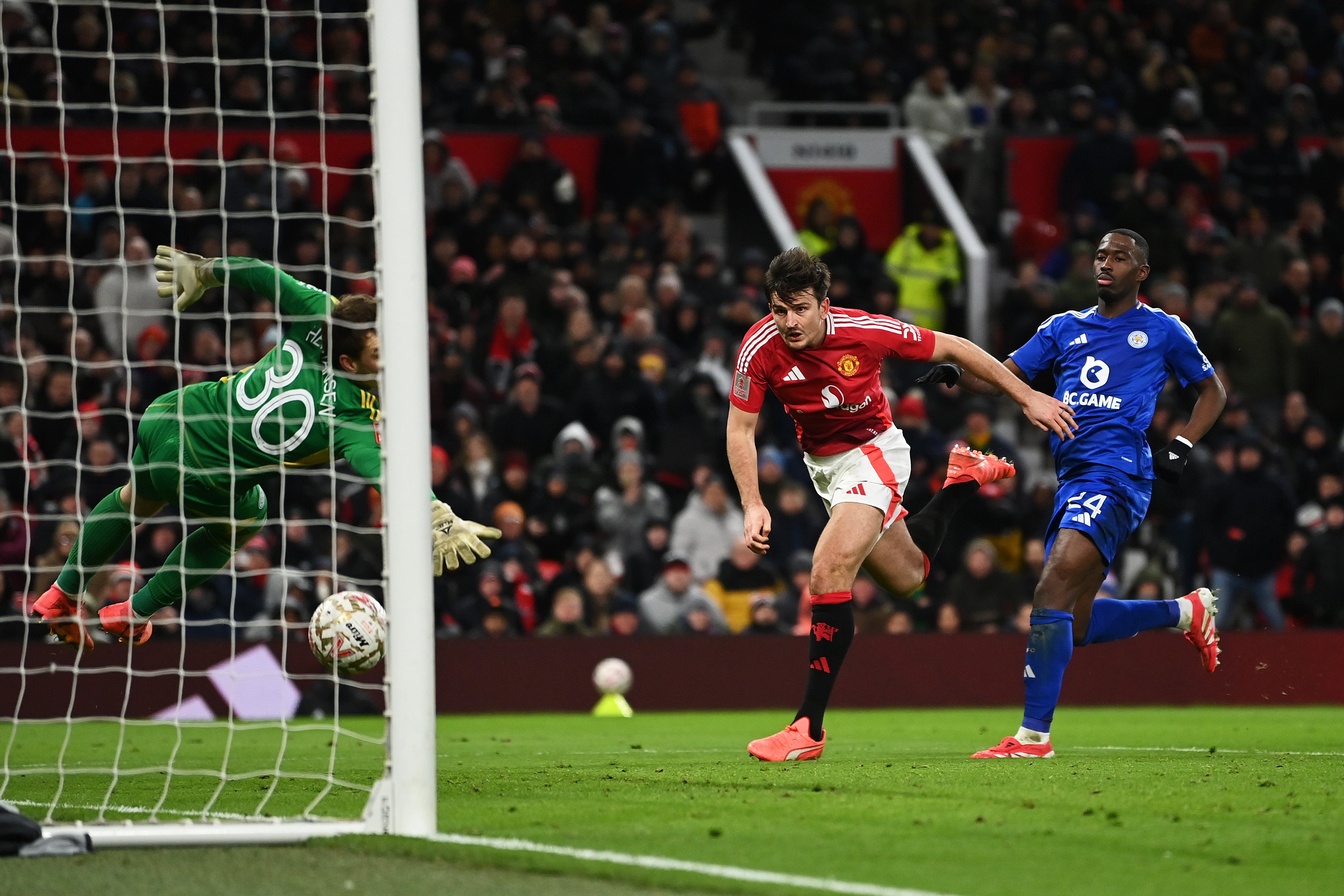 Maguire heads home United's winner