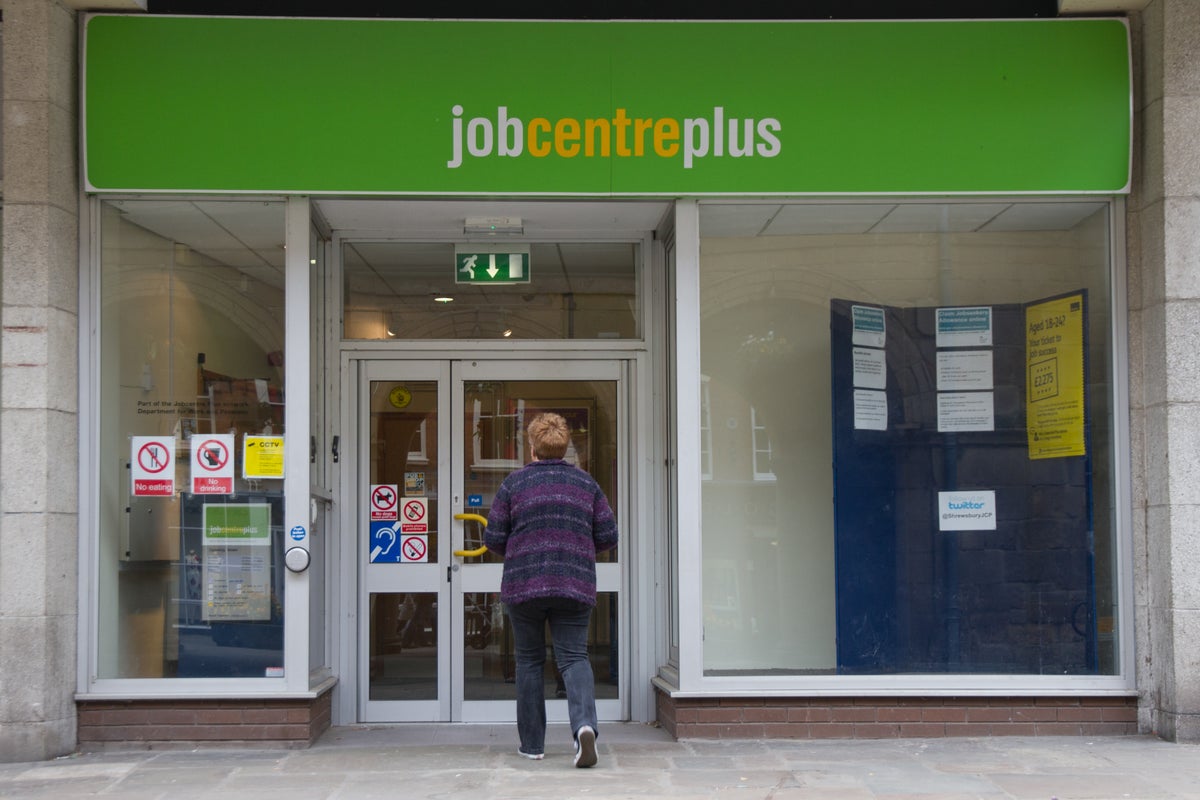 One in four employers plan to make redundancies in next three months, report claims